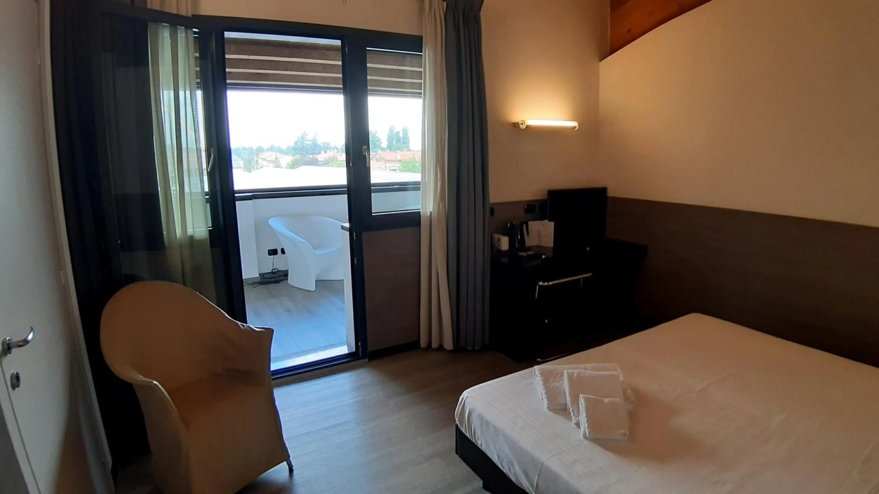 Bedroom, Bed in Continental Urban Art Hotel