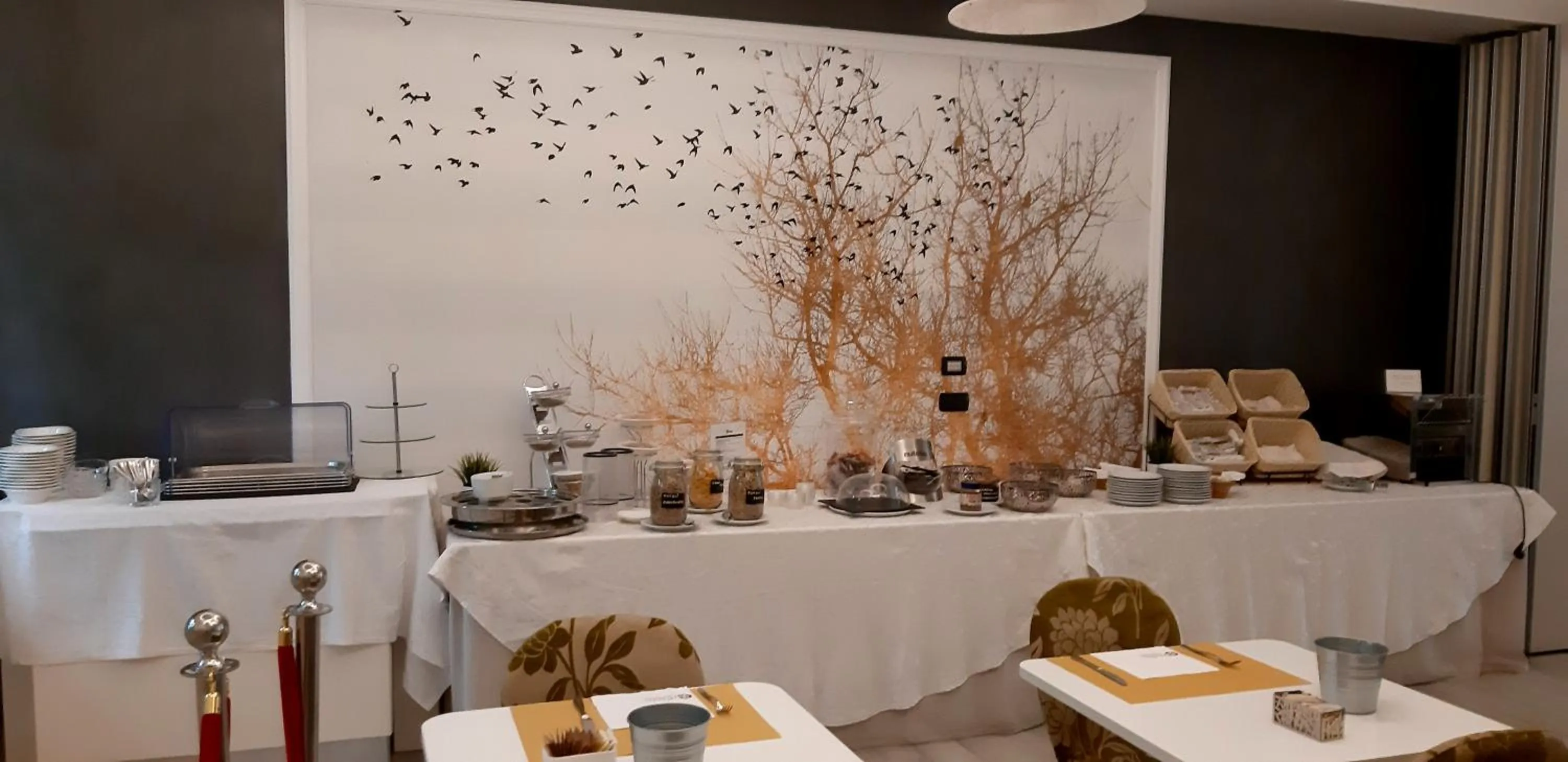 Restaurant/places to eat in Continental Urban Art Hotel