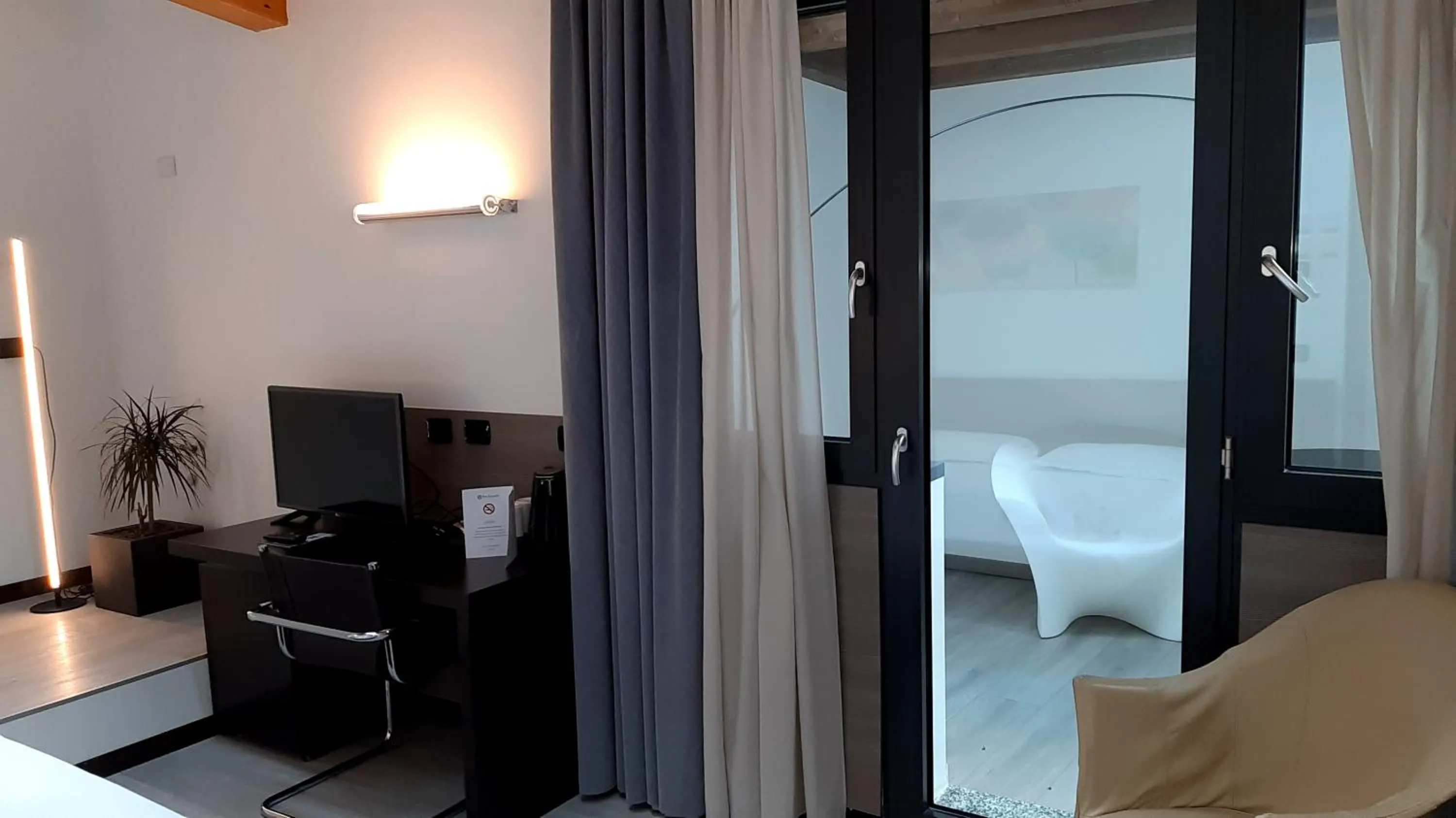 Photo of the whole room, Bed in Continental Urban Art Hotel