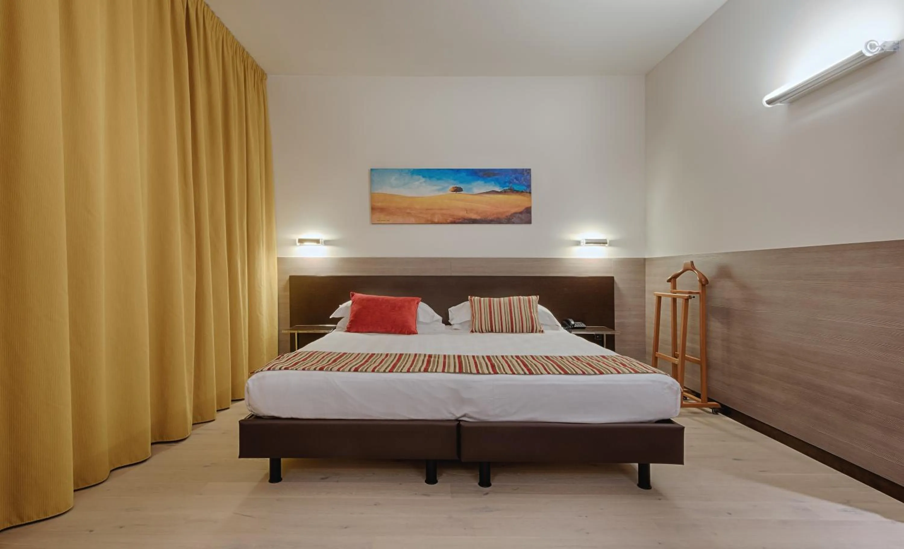 Bedroom, Bed in Continental Urban Art Hotel