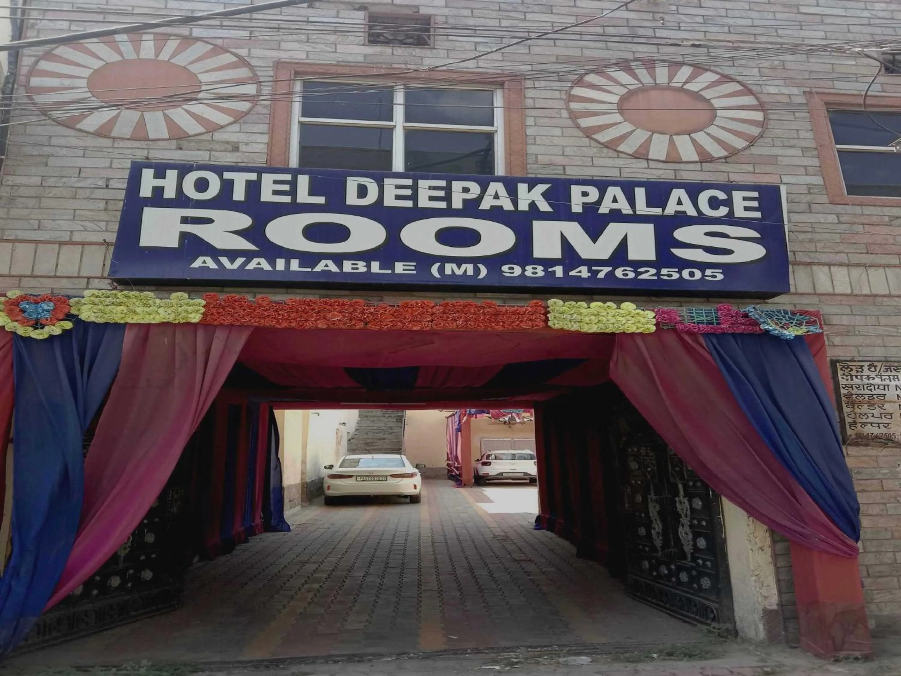 Facade/entrance in SPOT ON Hotel Deepak Palace