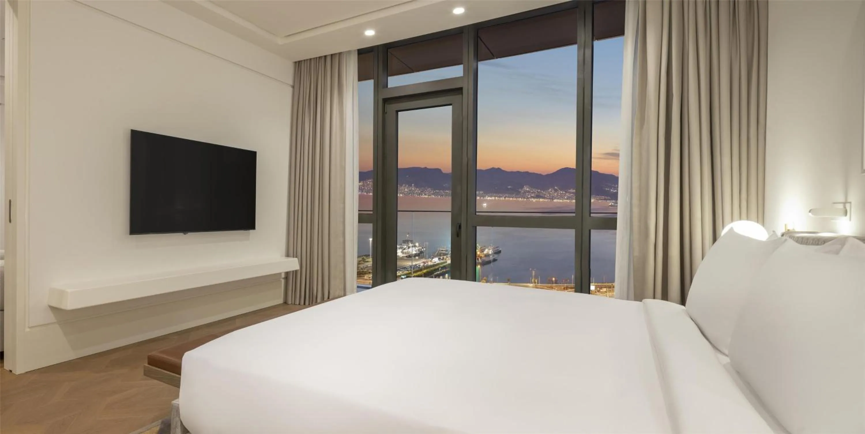 Photo of the whole room, Bed in Hyatt Regency Izmir IstinyePark