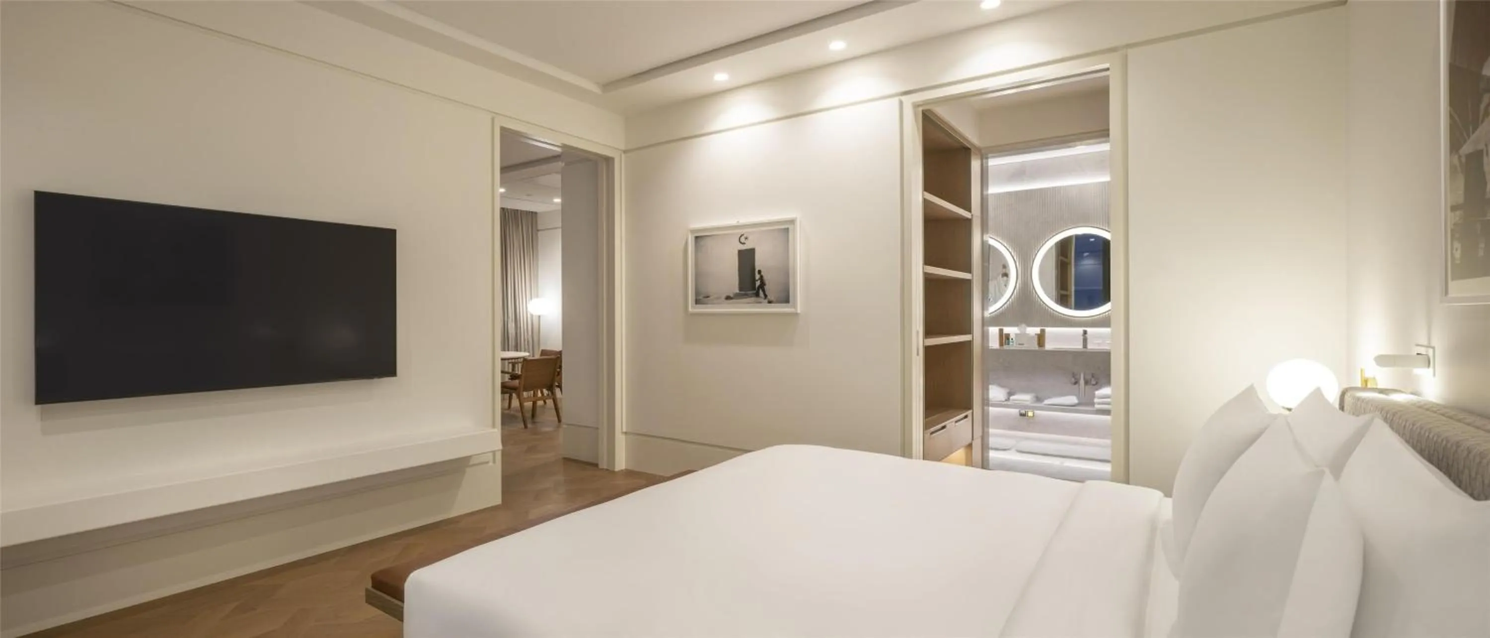 Photo of the whole room, Bed in Hyatt Regency Izmir IstinyePark