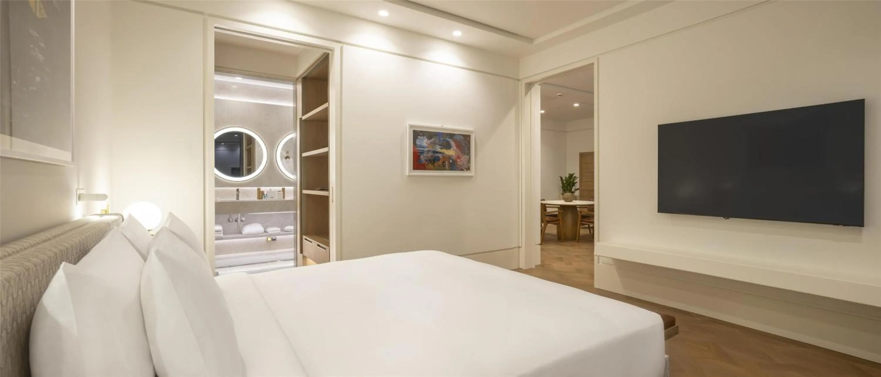 Photo of the whole room, Bed in Hyatt Regency Izmir IstinyePark