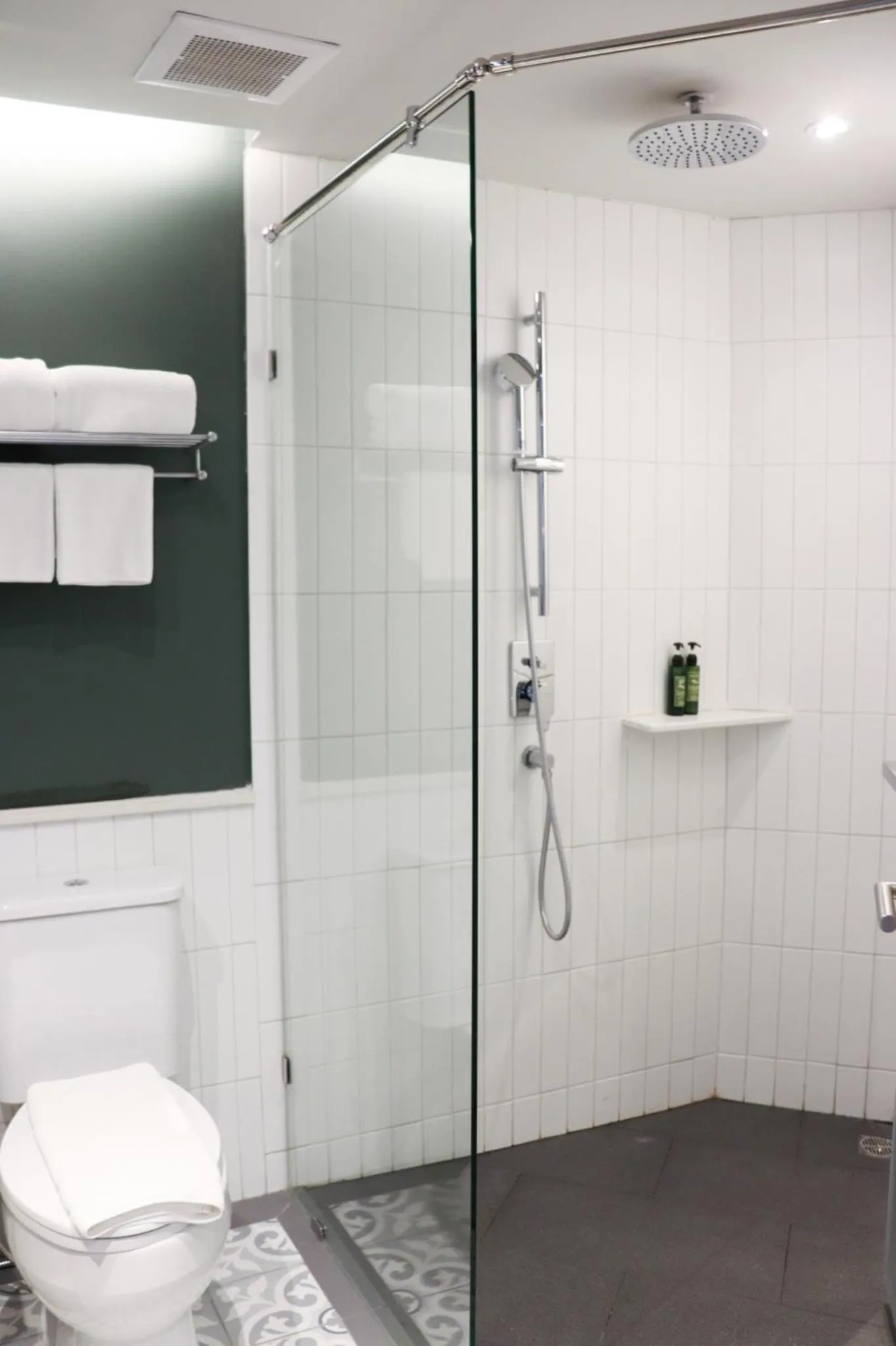 Shower in The Quarter Chaophraya by UHG