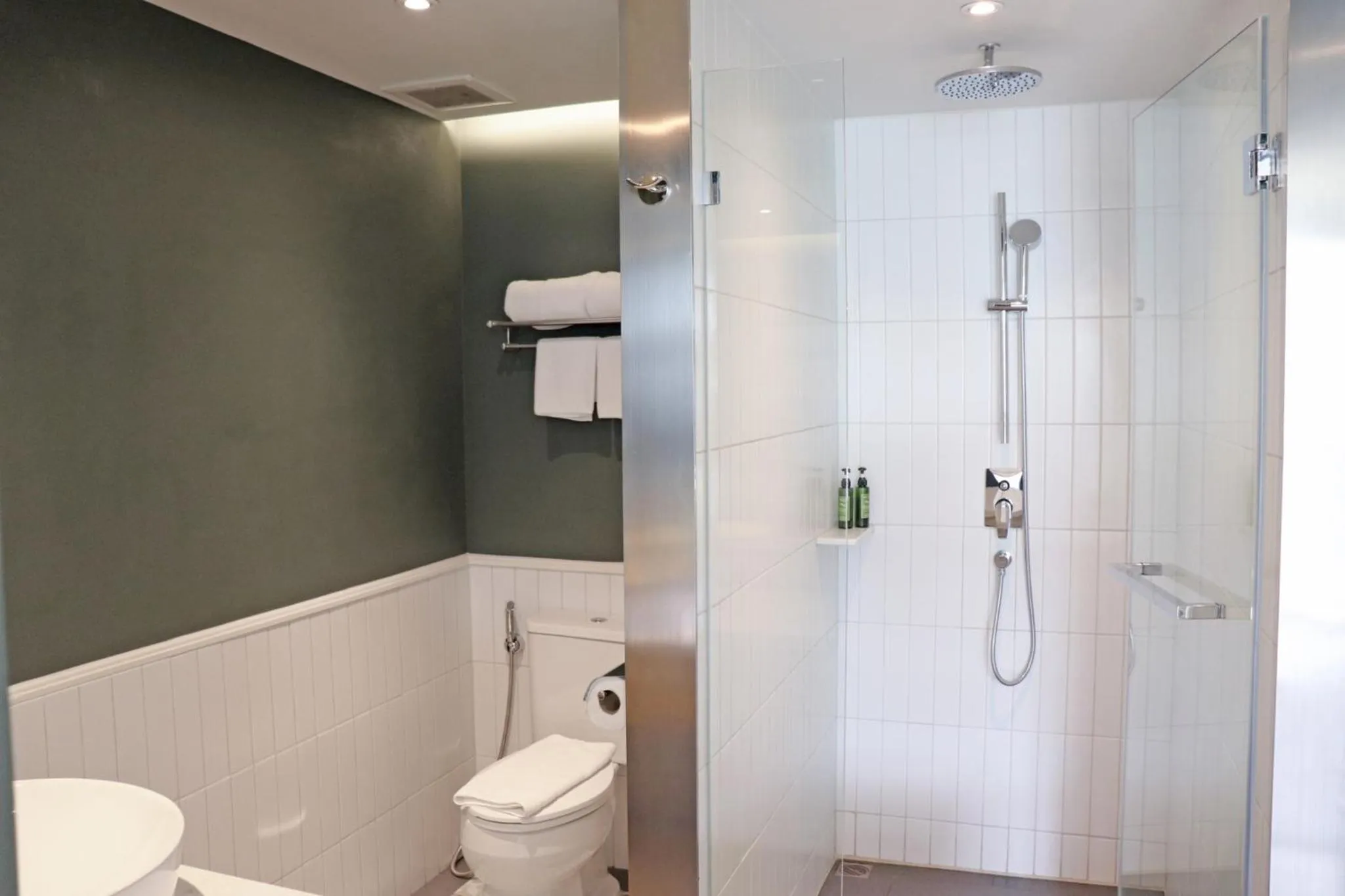 Shower in The Quarter Chaophraya by UHG