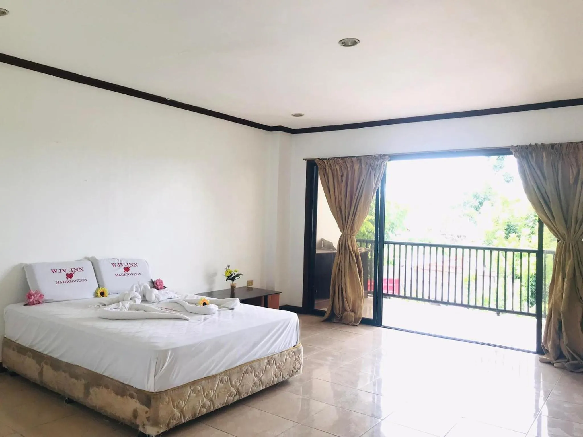 Bed in WJV INN Marigondon