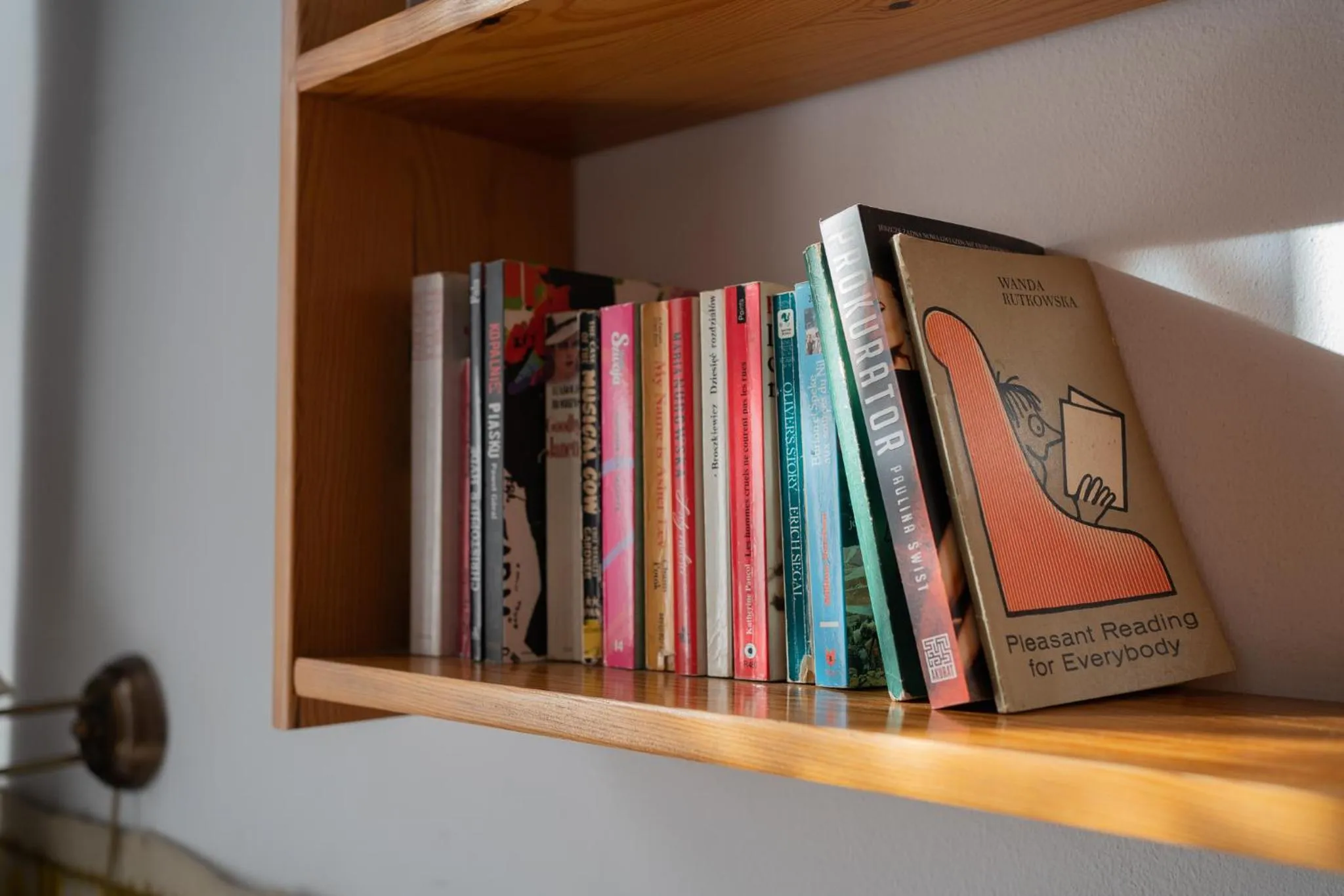 Library in Kolory Guest House