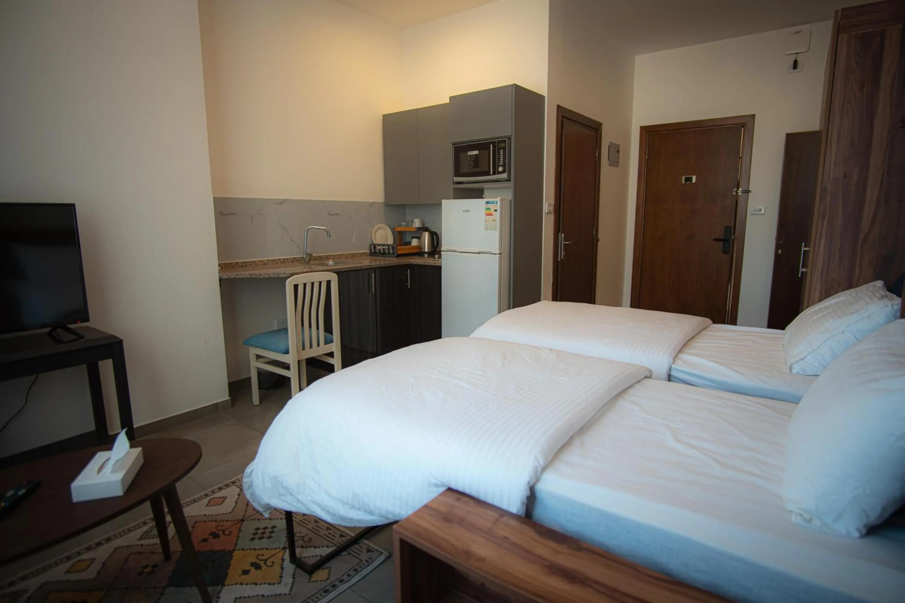 Kitchen or kitchenette, Bed in Weibdeh Heights Hotel Suites