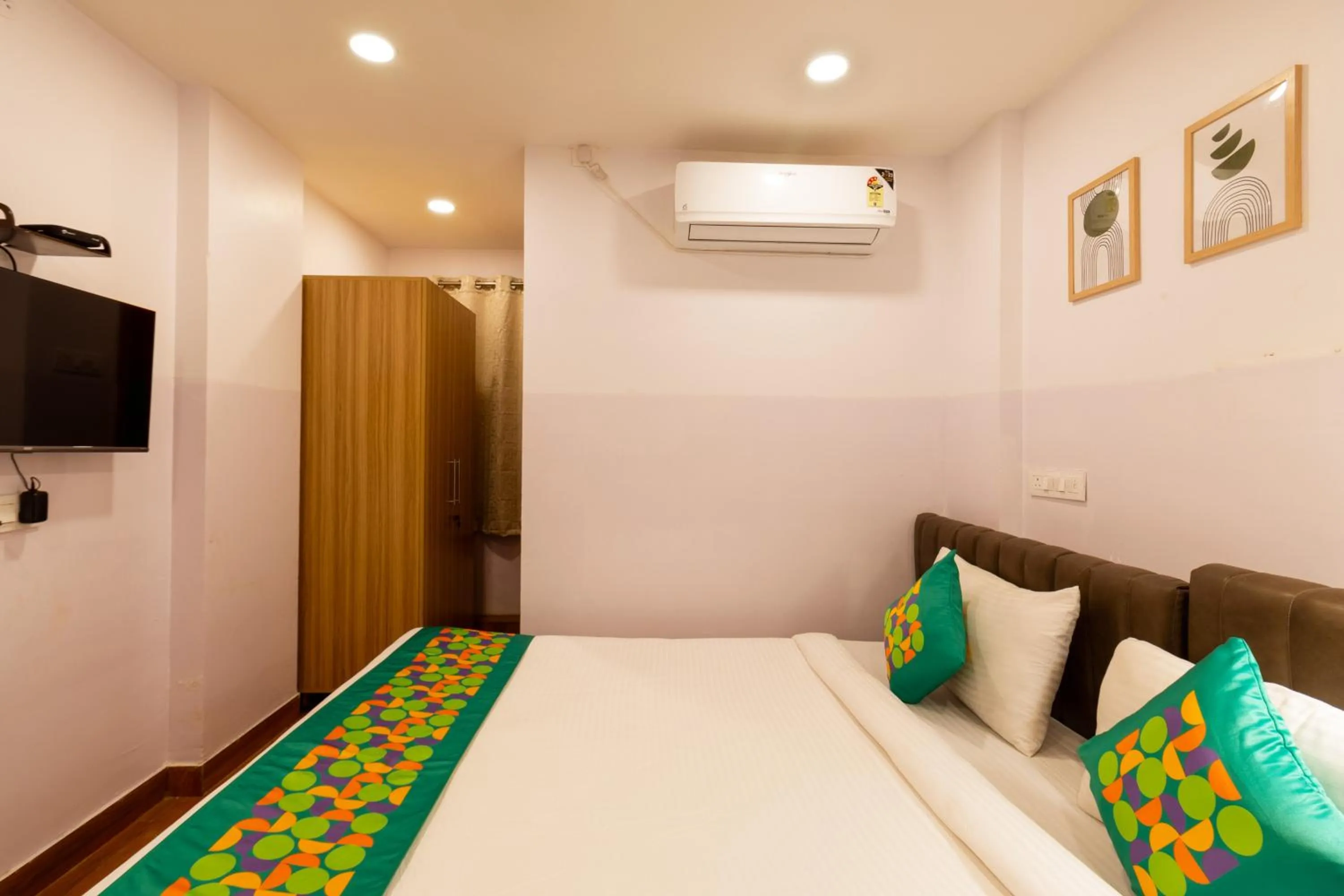 Bedroom, Bed in Treebo Seventh Heaven Kukatpally