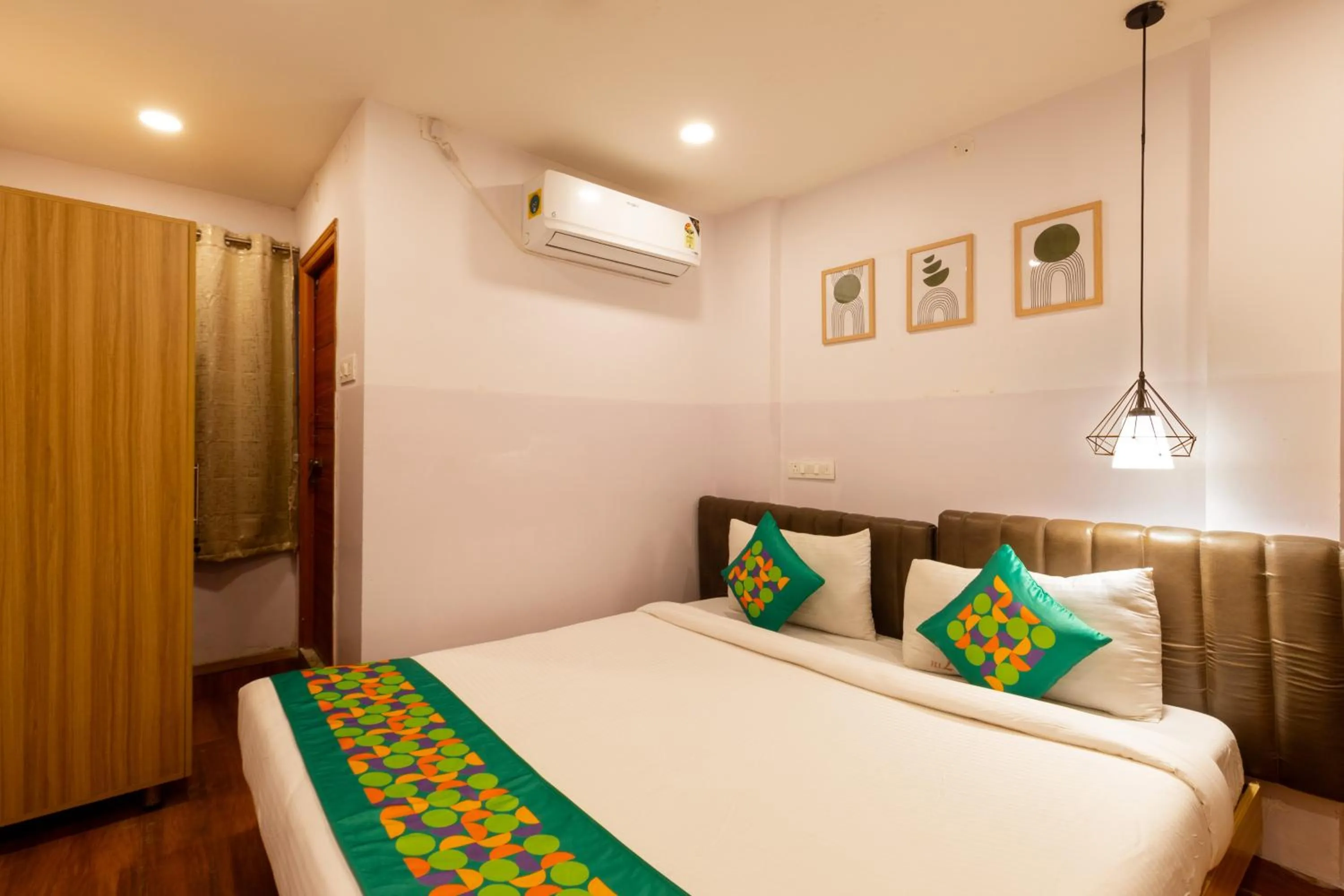 Bedroom, Bed in Treebo Seventh Heaven Kukatpally