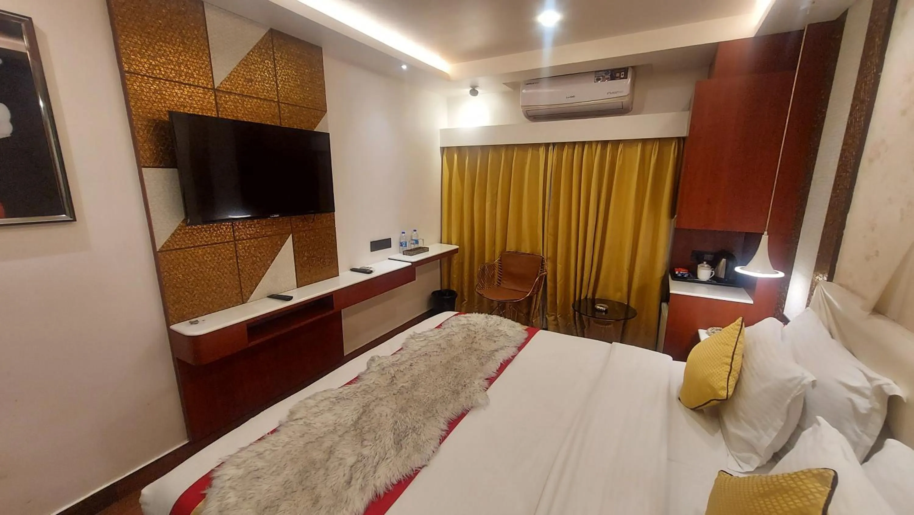 Photo of the whole room, Bed in Hotel Manila