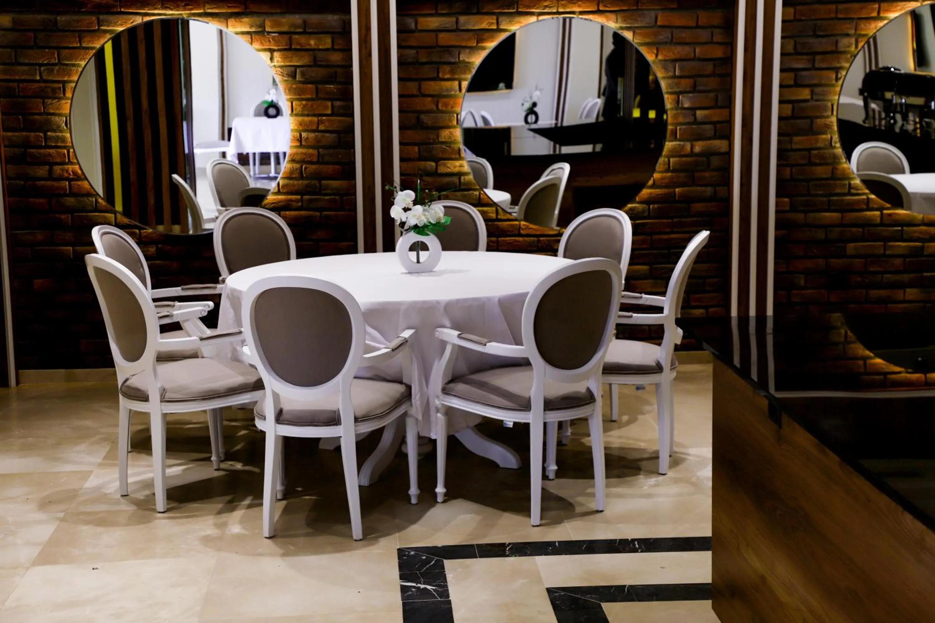 Restaurant/places to eat in UNITED HOTEL INTERNATIONAL