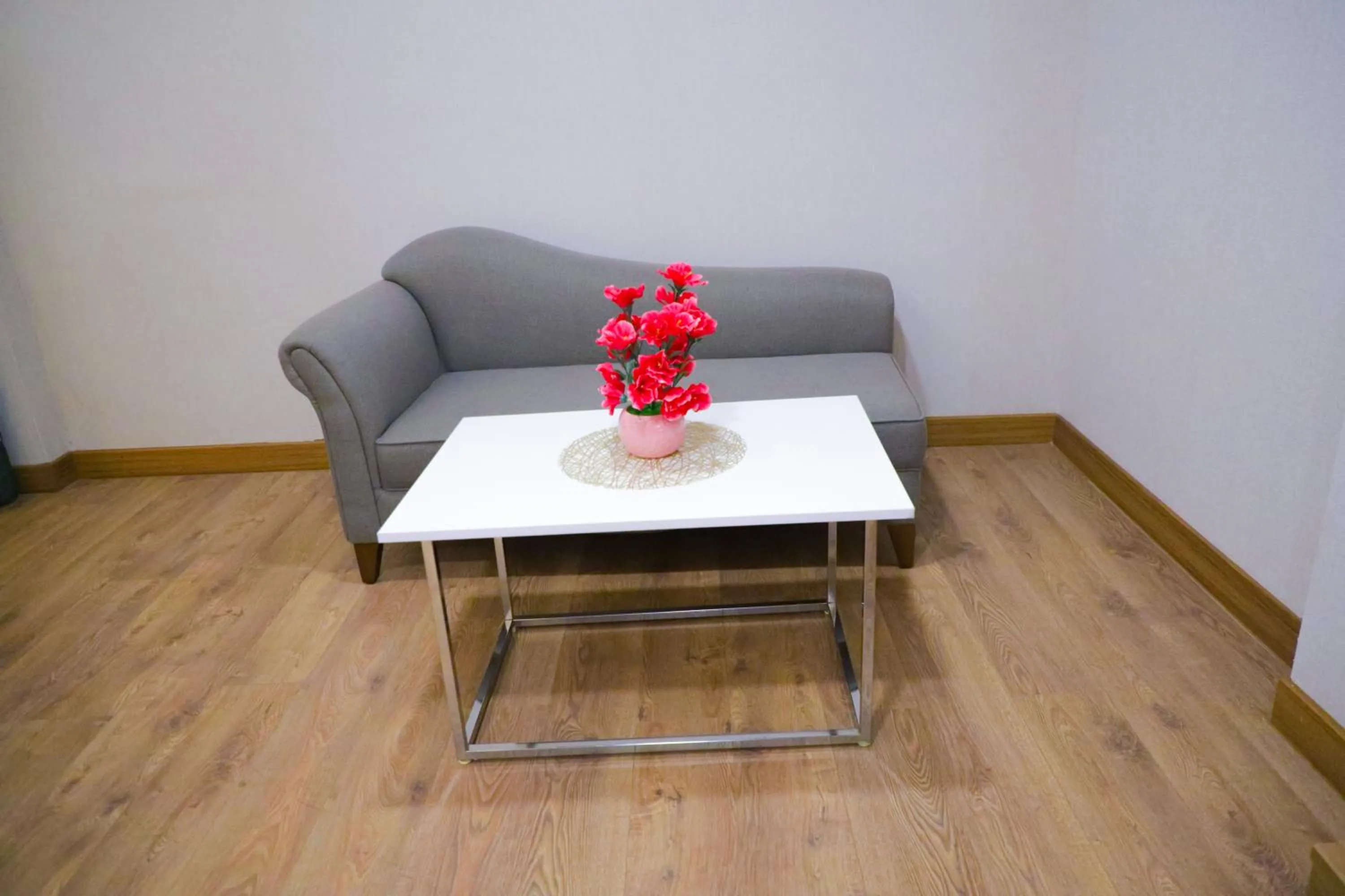 UNITED HOTEL INTERNATIONAL