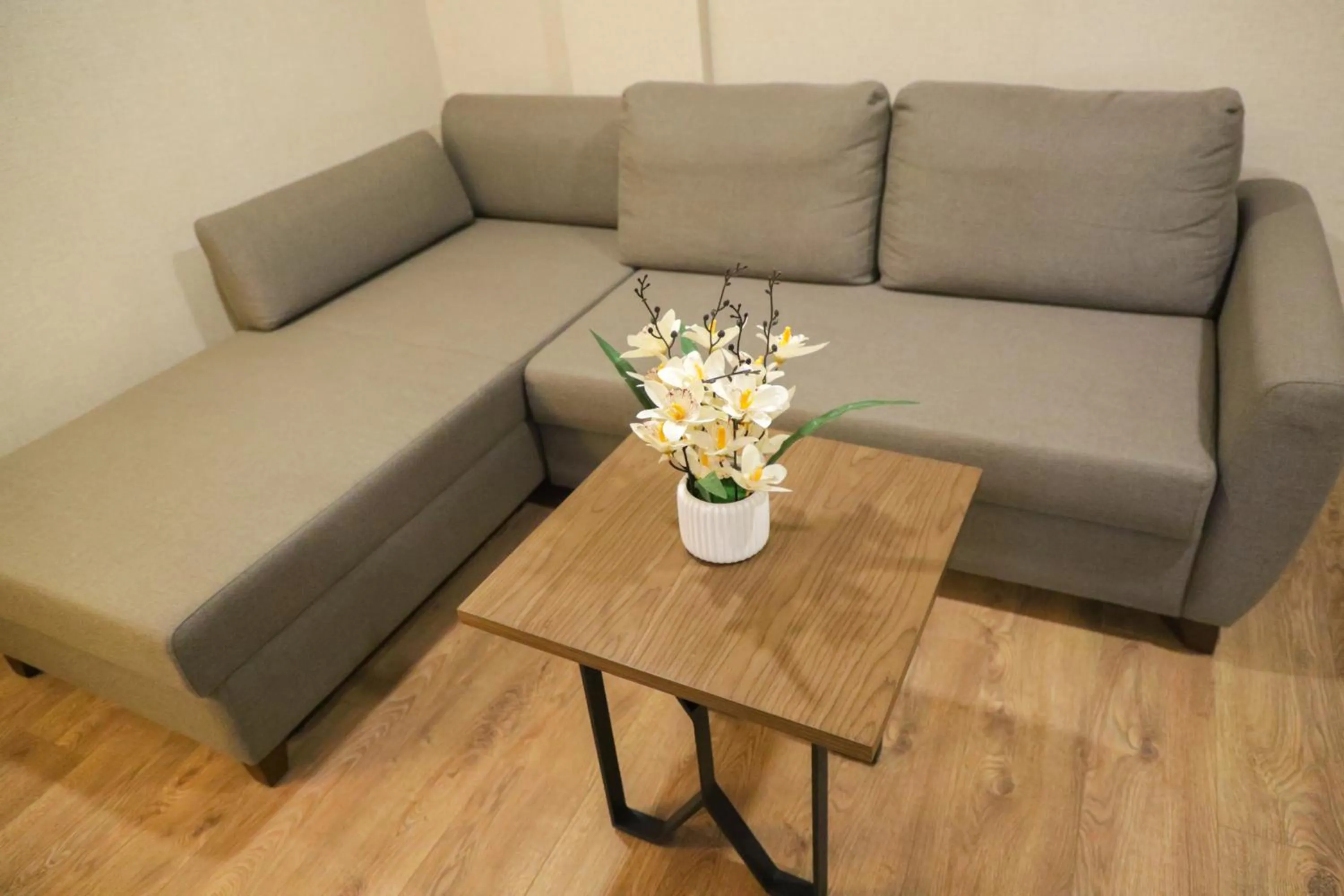 UNITED HOTEL INTERNATIONAL