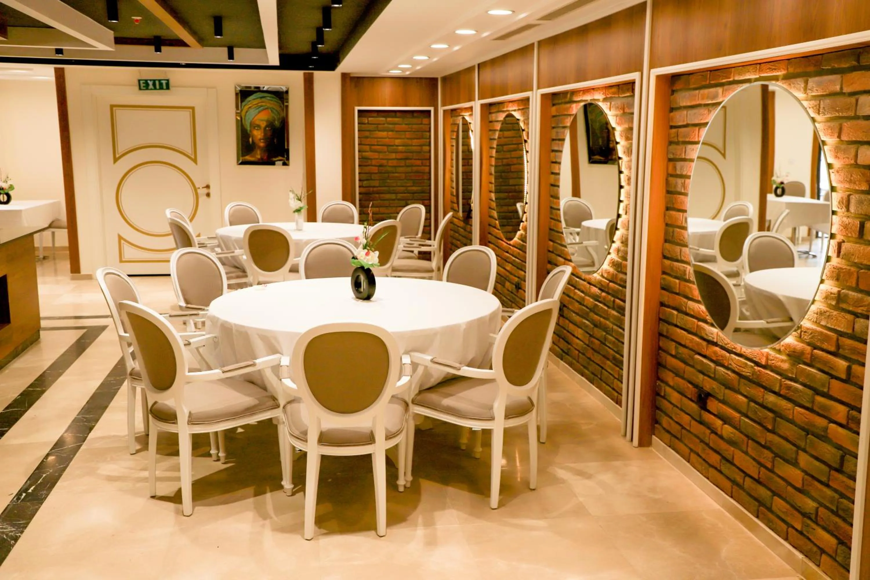 Restaurant/places to eat in UNITED HOTEL INTERNATIONAL