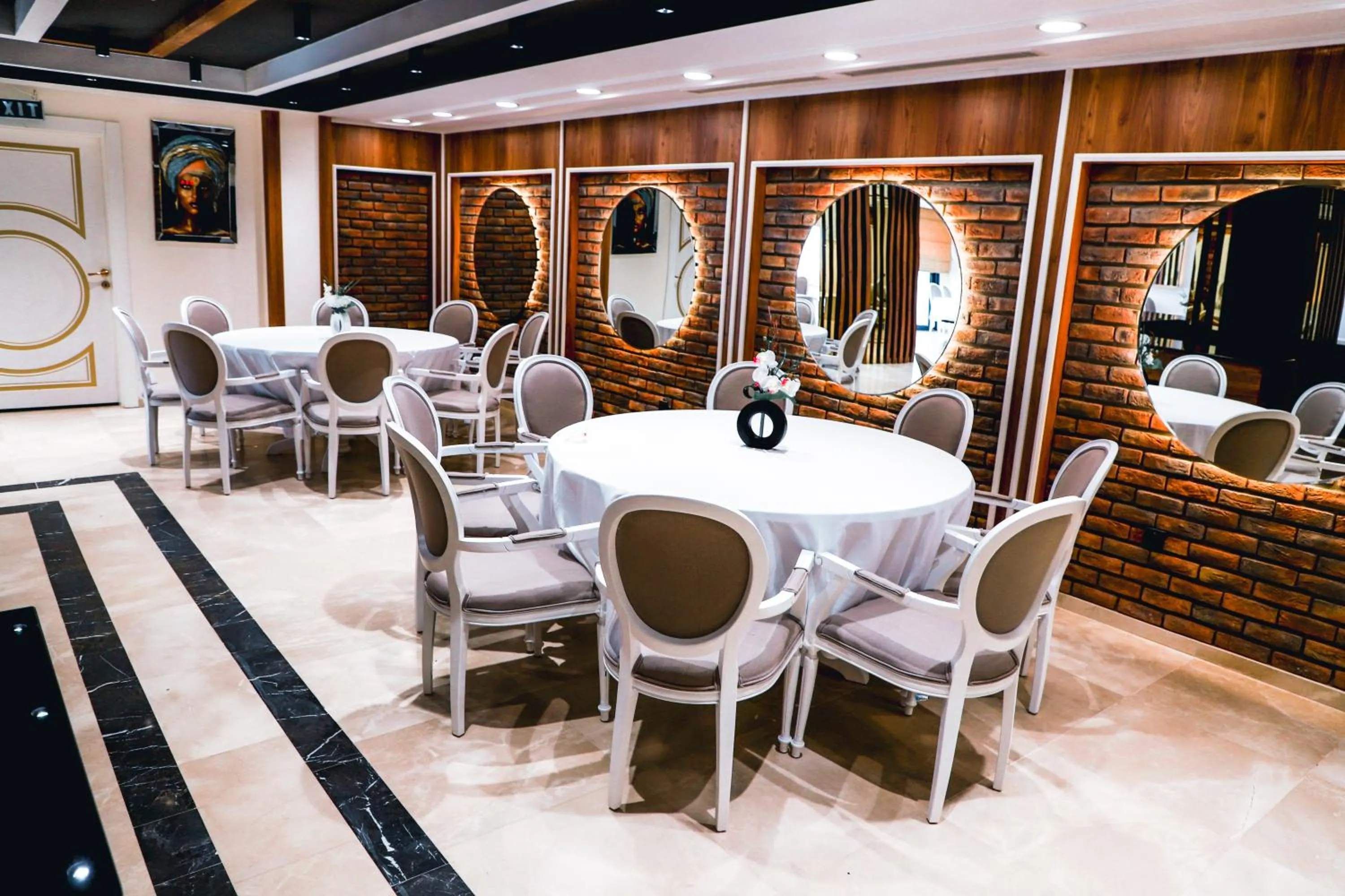 Restaurant/places to eat in UNITED HOTEL INTERNATIONAL