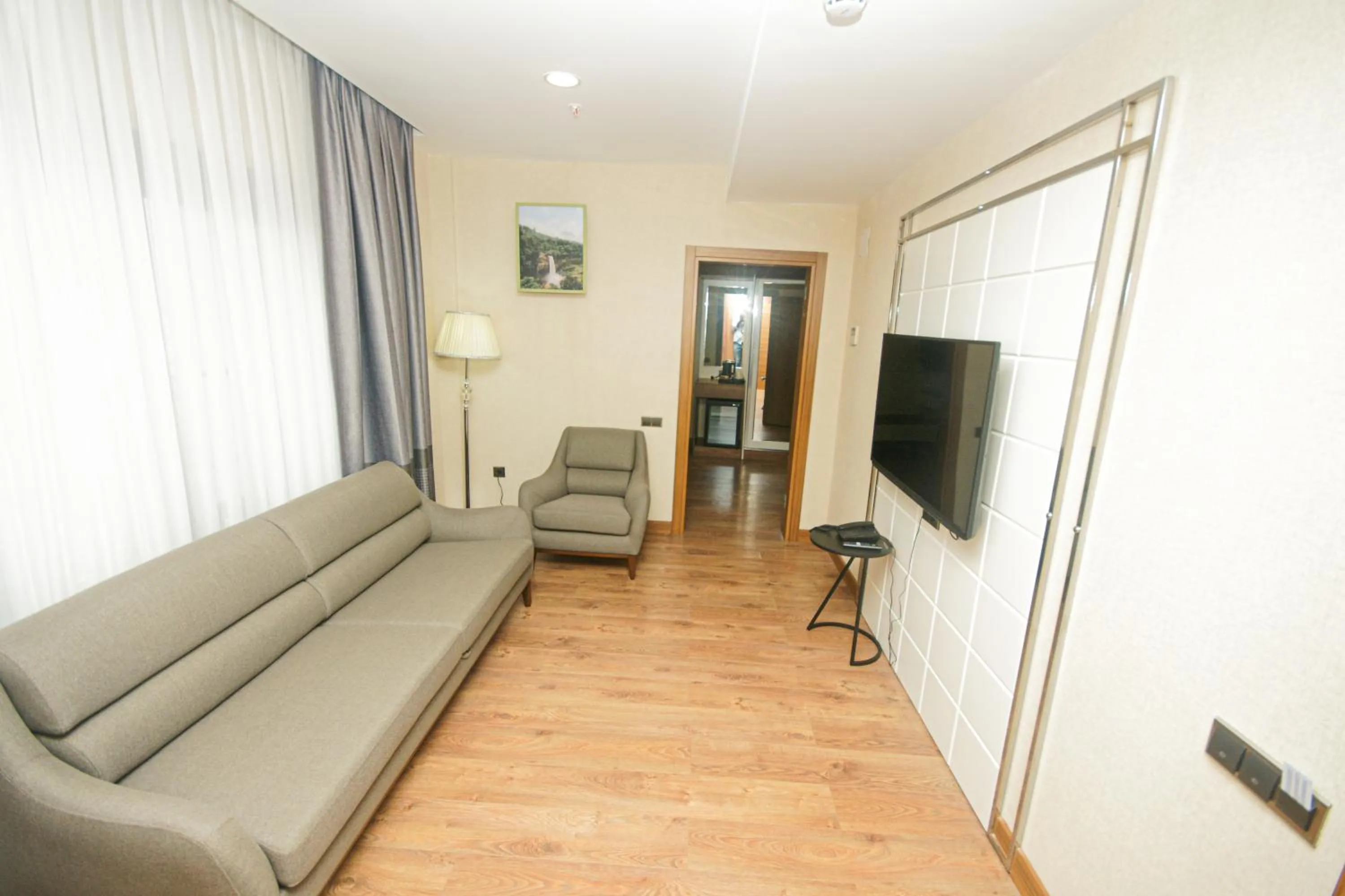 Communal lounge/ TV room in UNITED HOTEL INTERNATIONAL