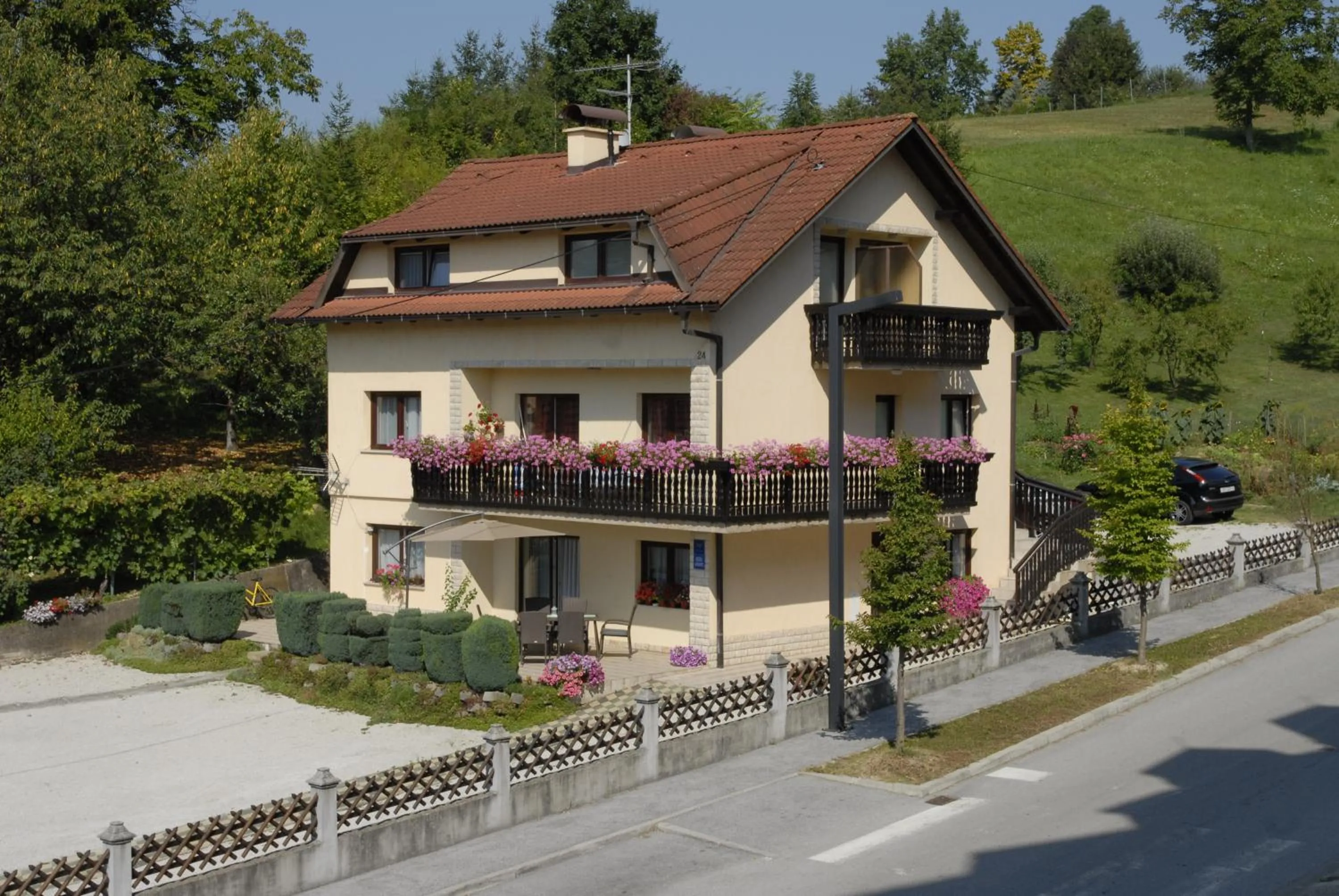 Property building in Apartmani i sobe Đurđan