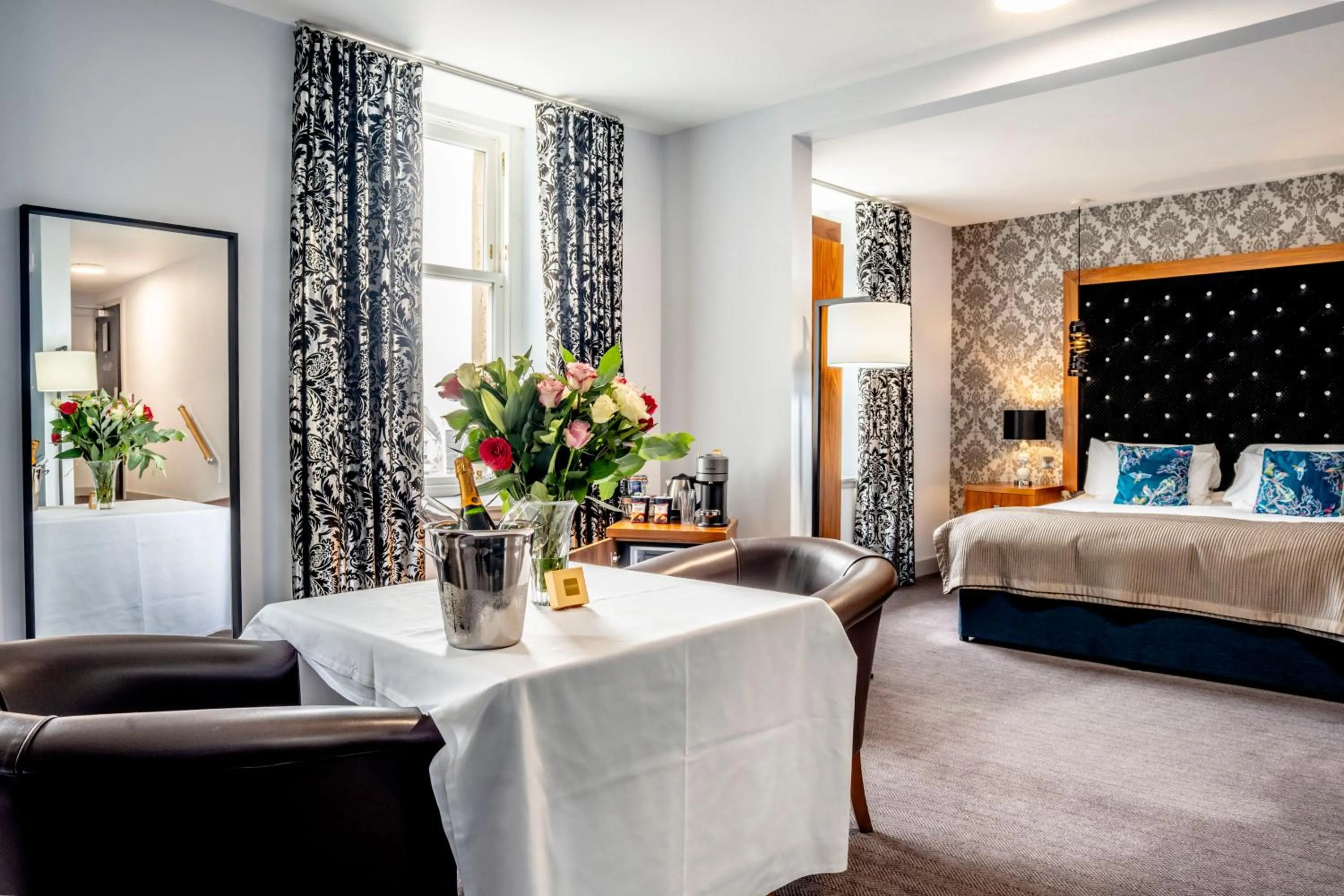 Dining area, Bed in Colessio