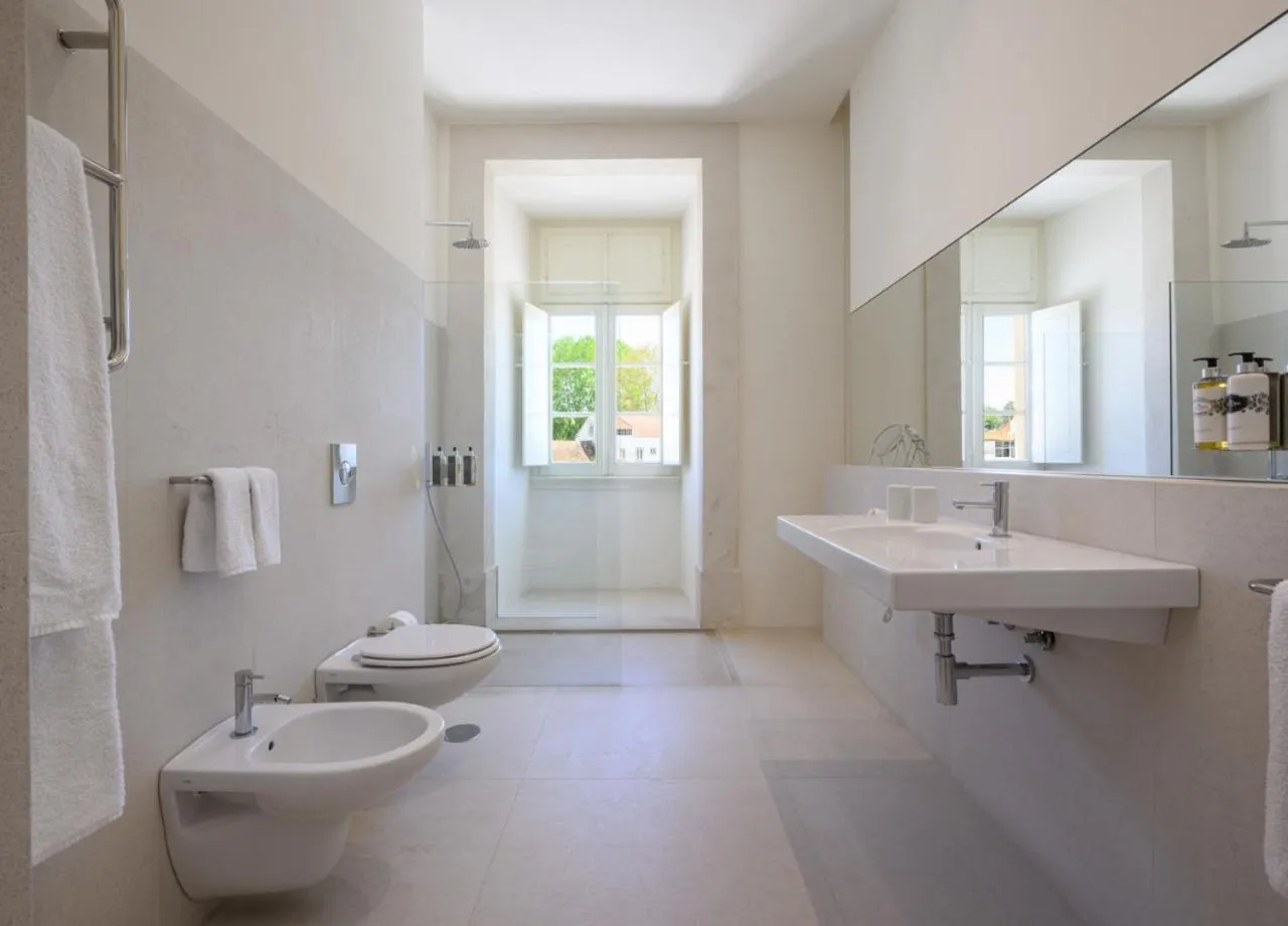 Shower in Montebelo Mosteiro de Alcobaça Historic Hotel