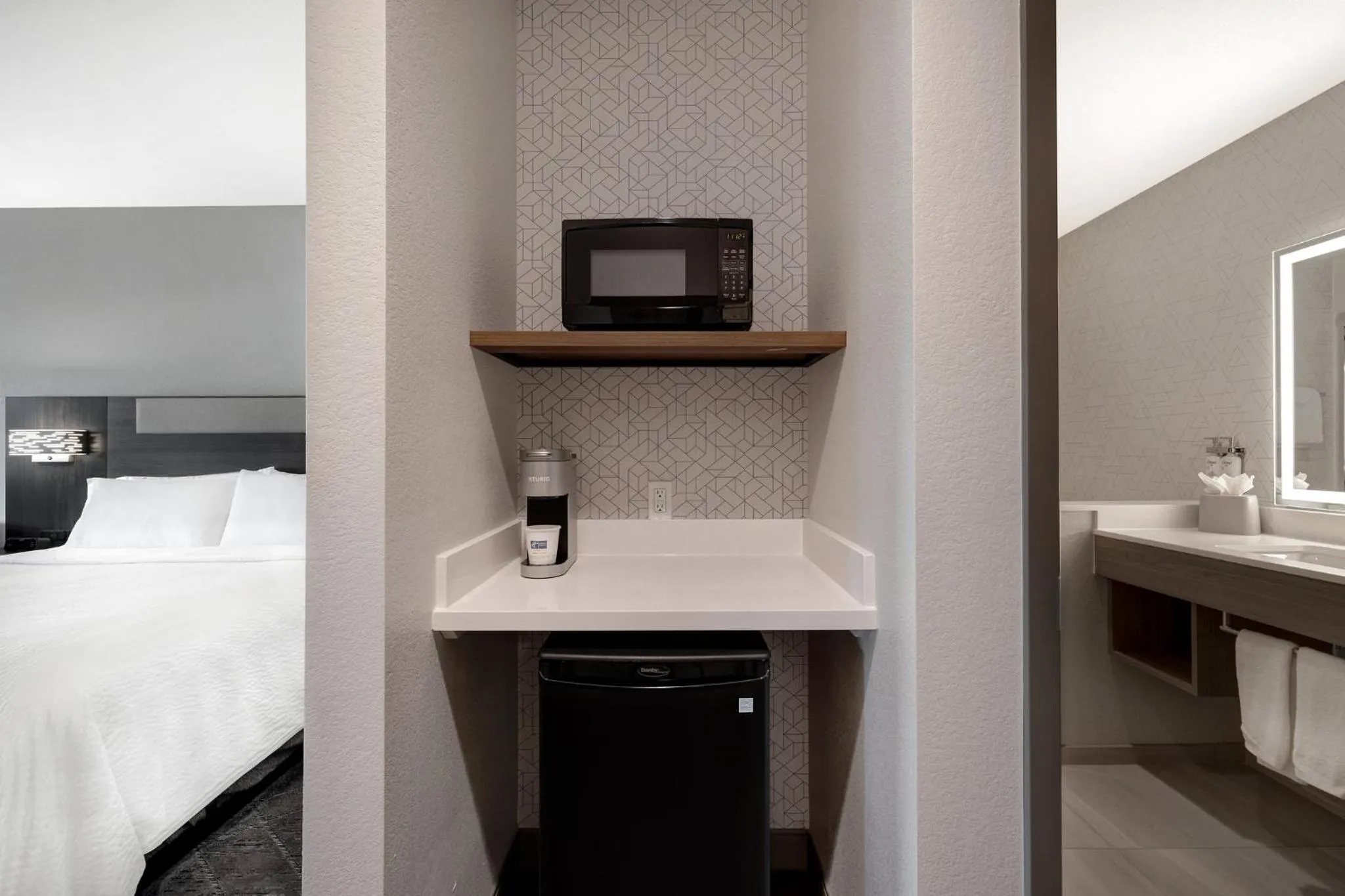 Bedroom, Bed in Holiday Inn Express & Suites Ontario - Chino Hills by IHG