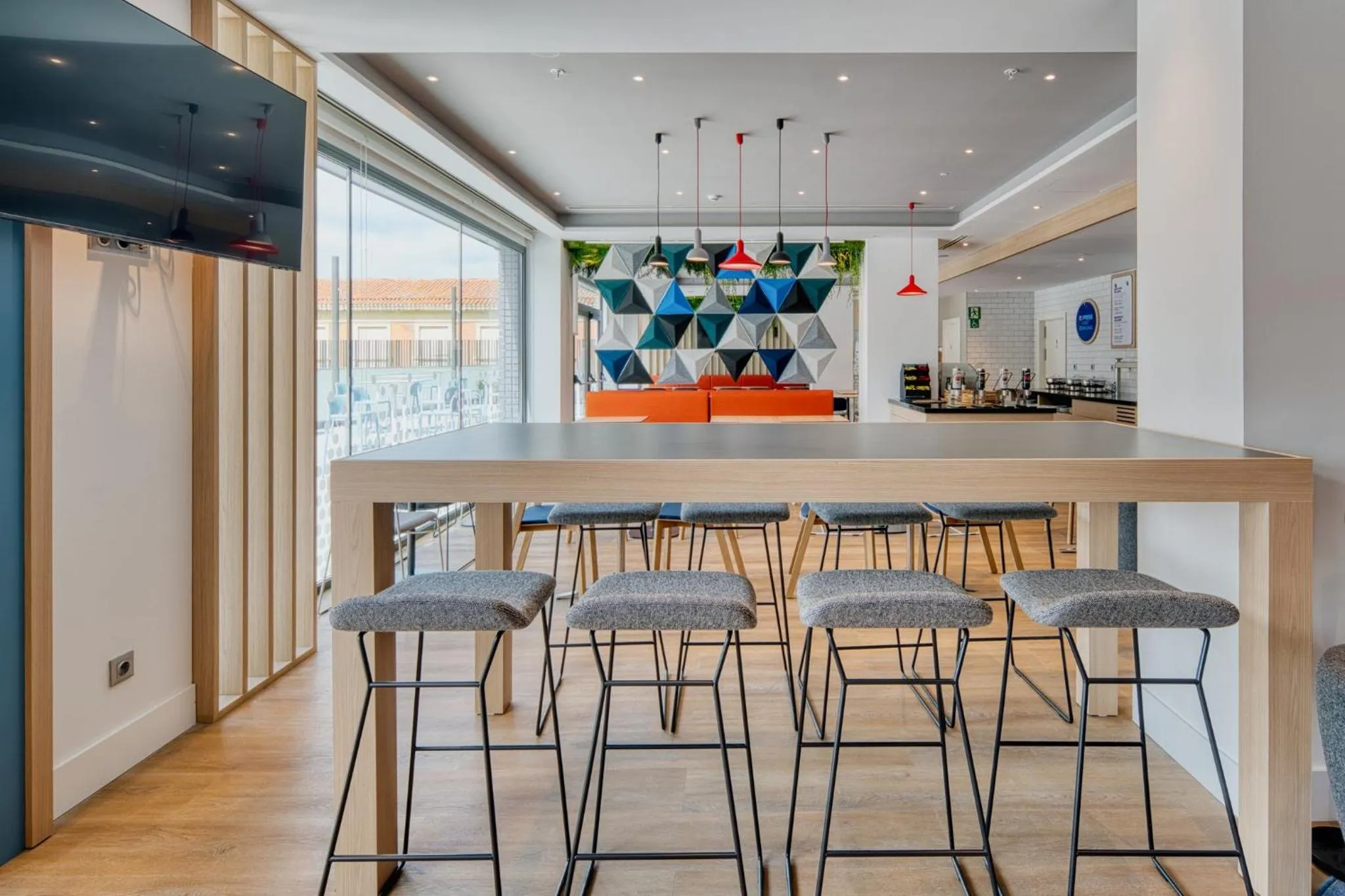 Restaurant/places to eat in Holiday Inn Express - Madrid - Airport by IHG