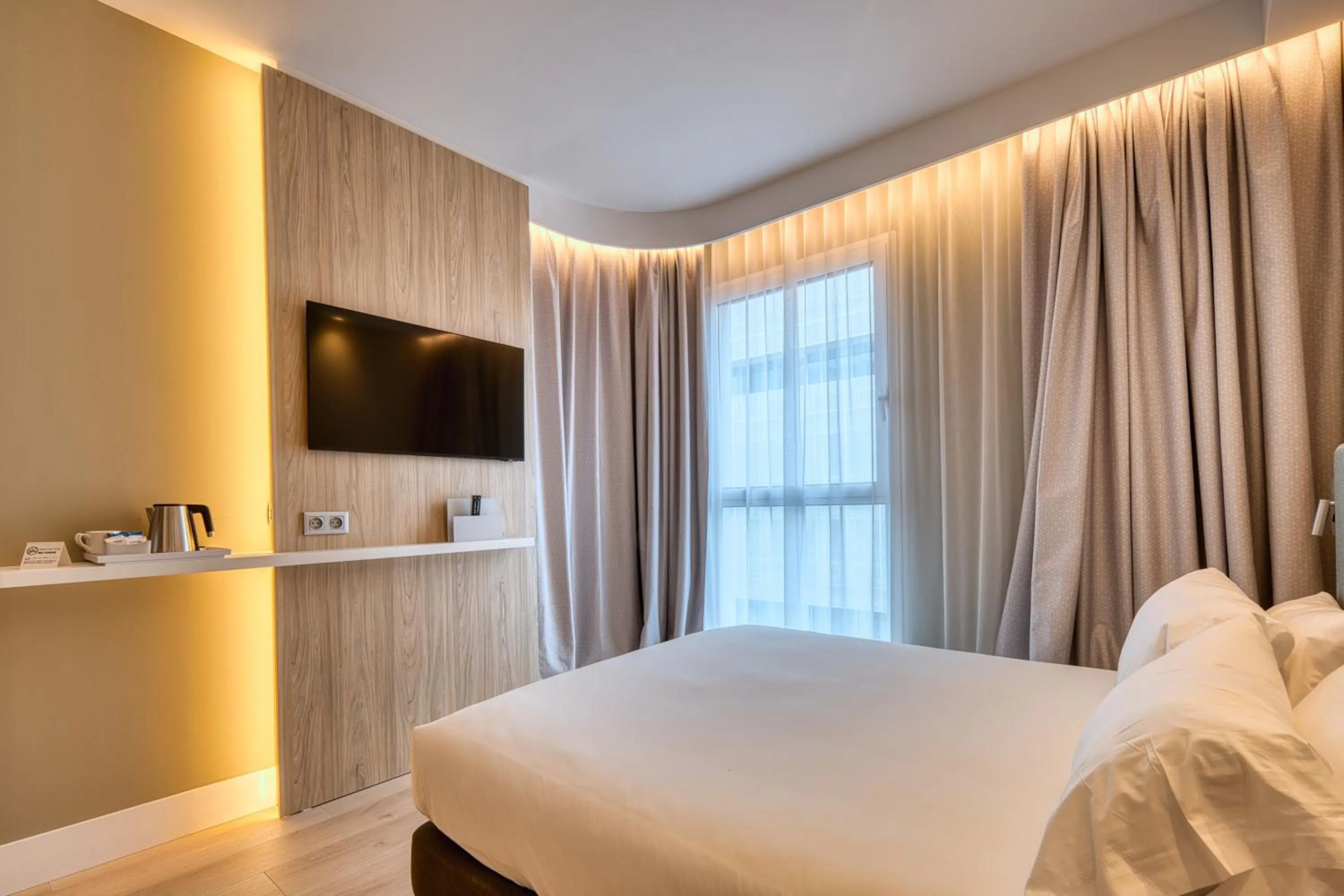 TV and multimedia, Bed in Holiday Inn Express - Madrid - Airport by IHG