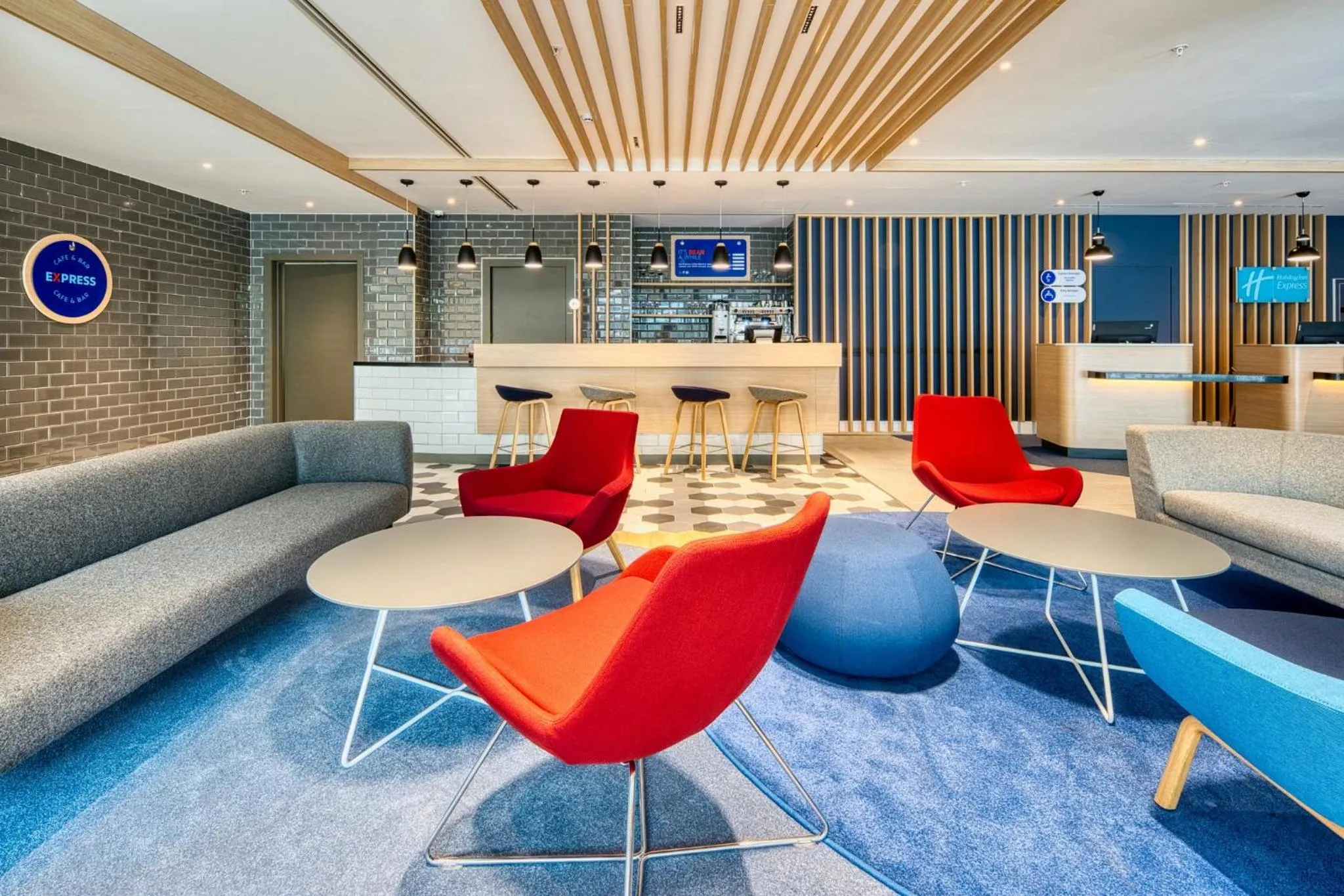 Lounge or bar in Holiday Inn Express - Madrid - Airport by IHG