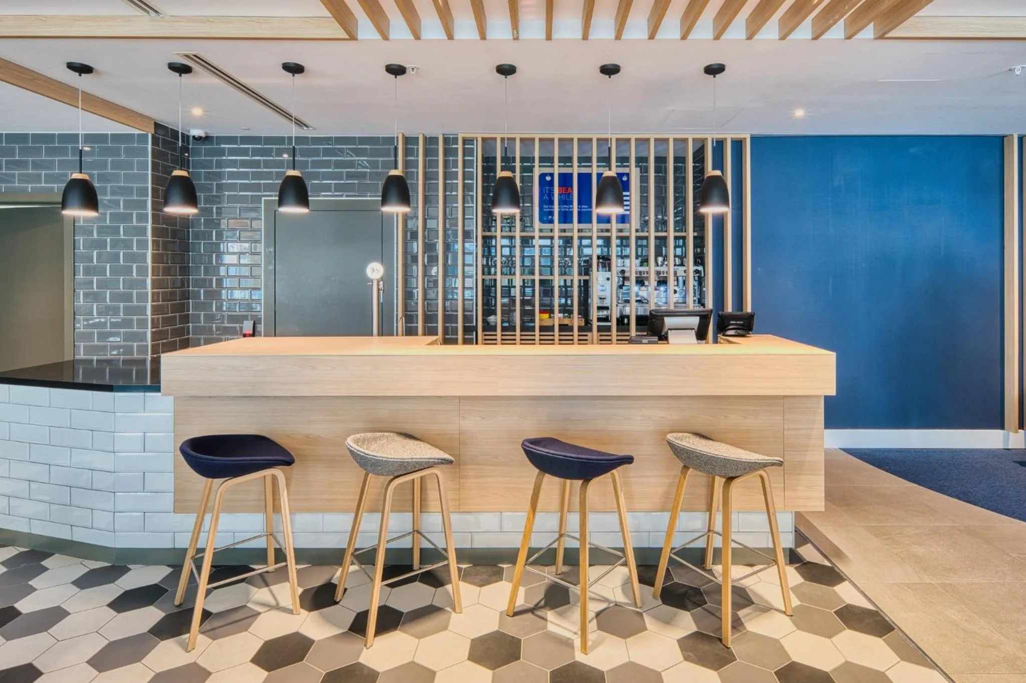 Lounge or bar in Holiday Inn Express - Madrid - Airport by IHG