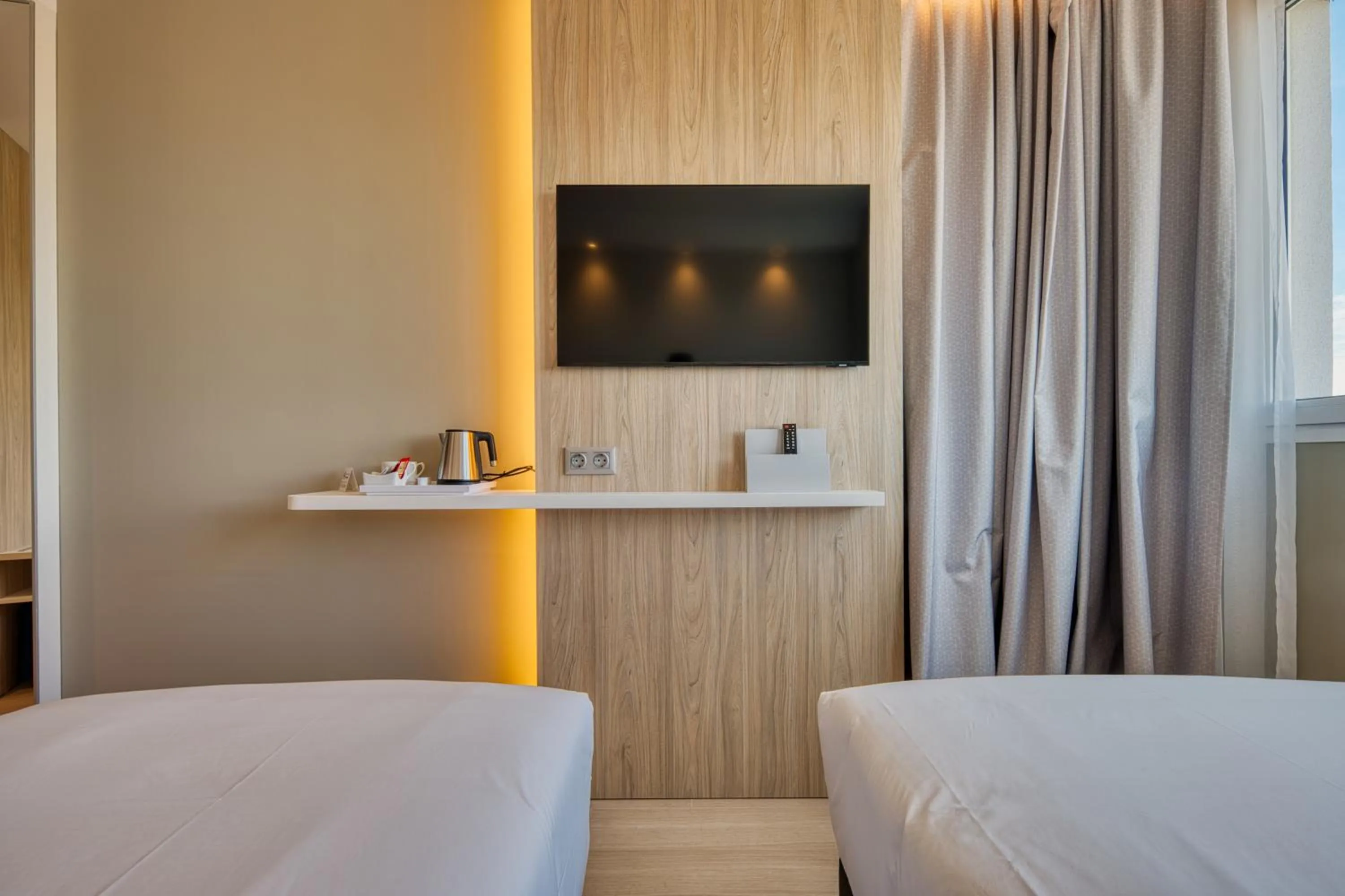 Bed in Holiday Inn Express - Madrid - Airport by IHG