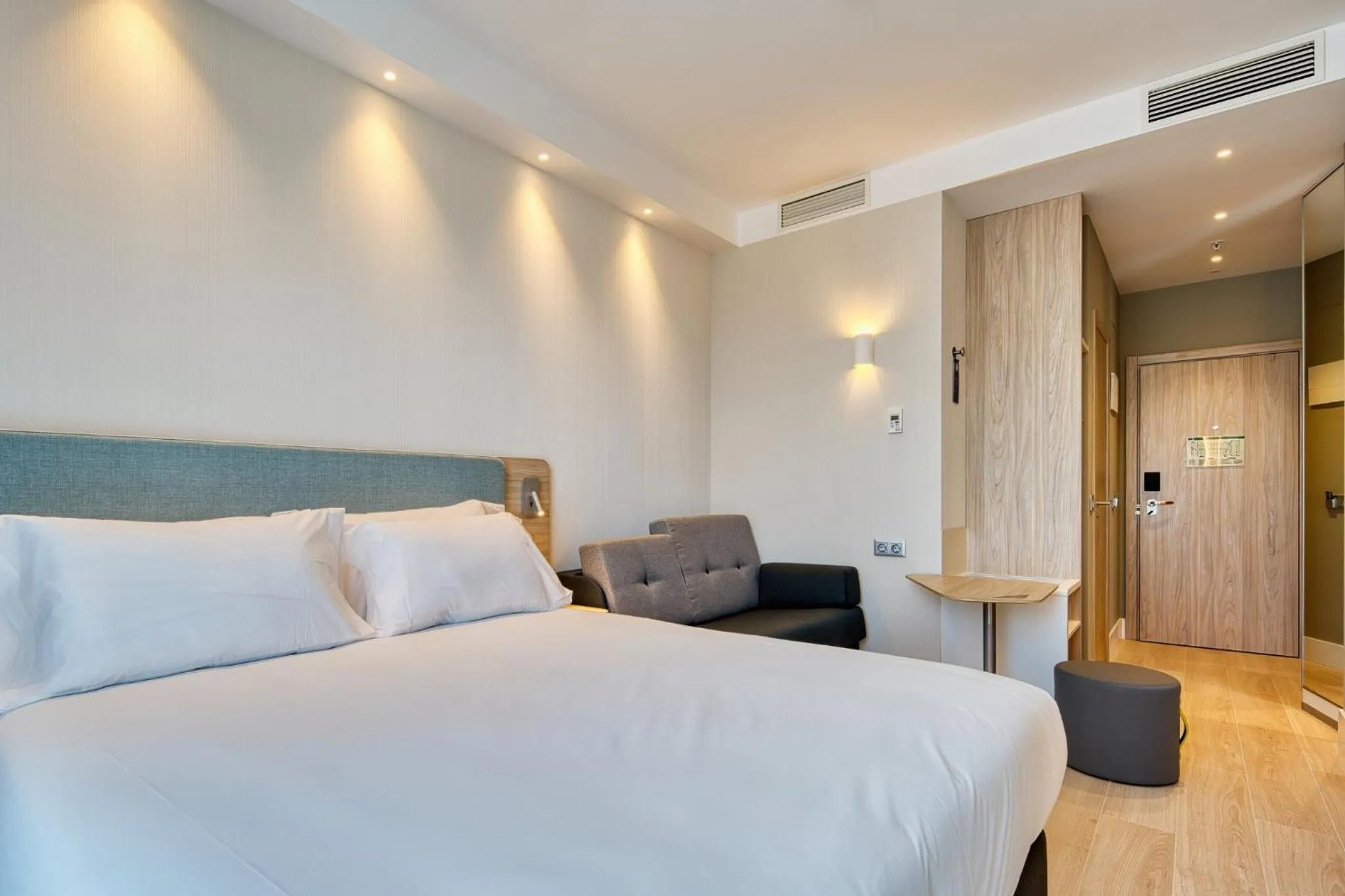 Photo of the whole room, Bed in Holiday Inn Express - Madrid - Airport by IHG