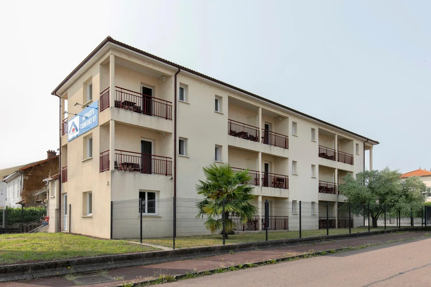 Property building in Apparts Confort 87