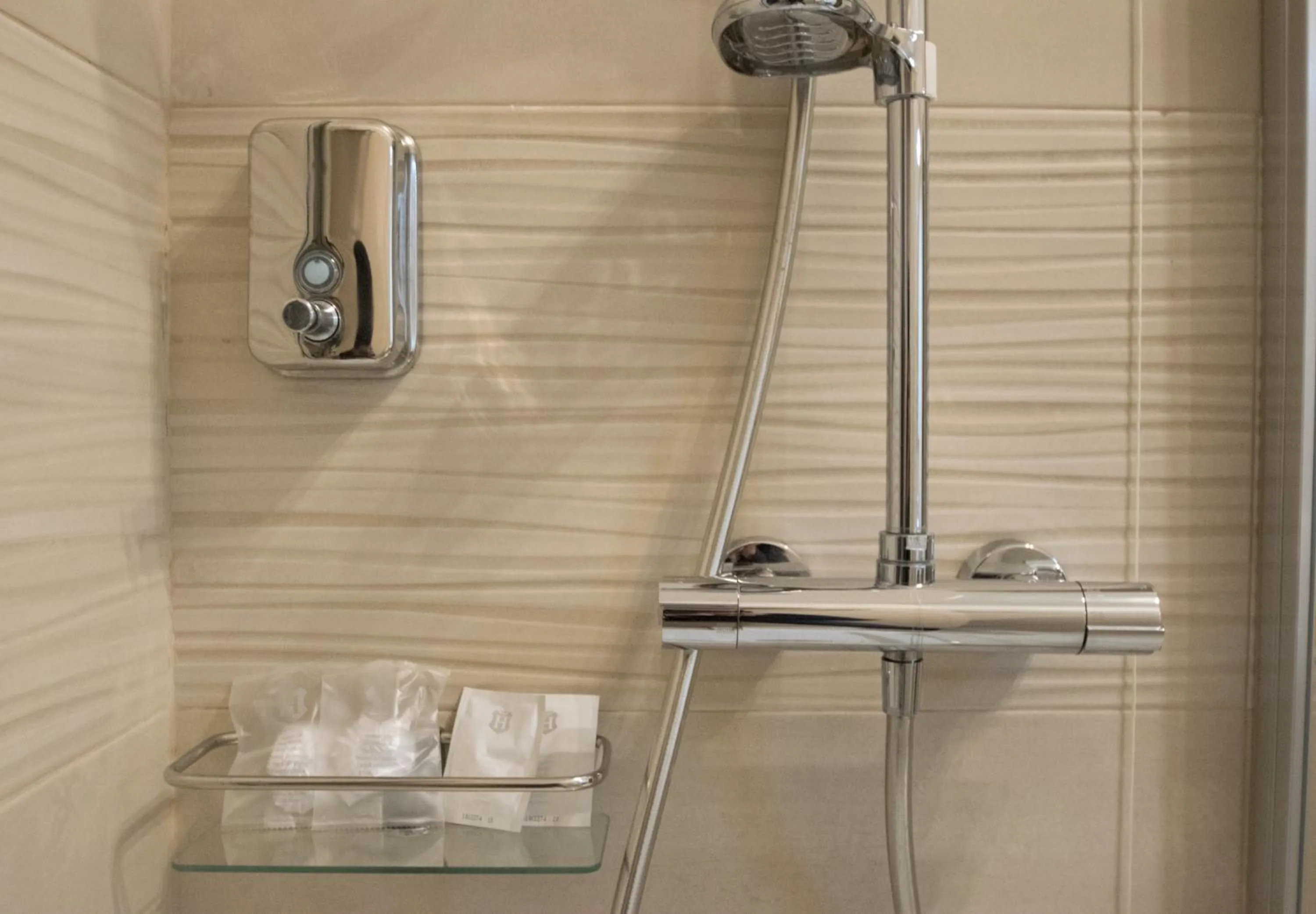 Bathroom in Hotel Perlage Florence - Free city tax with Private Parking & Fast Wifi