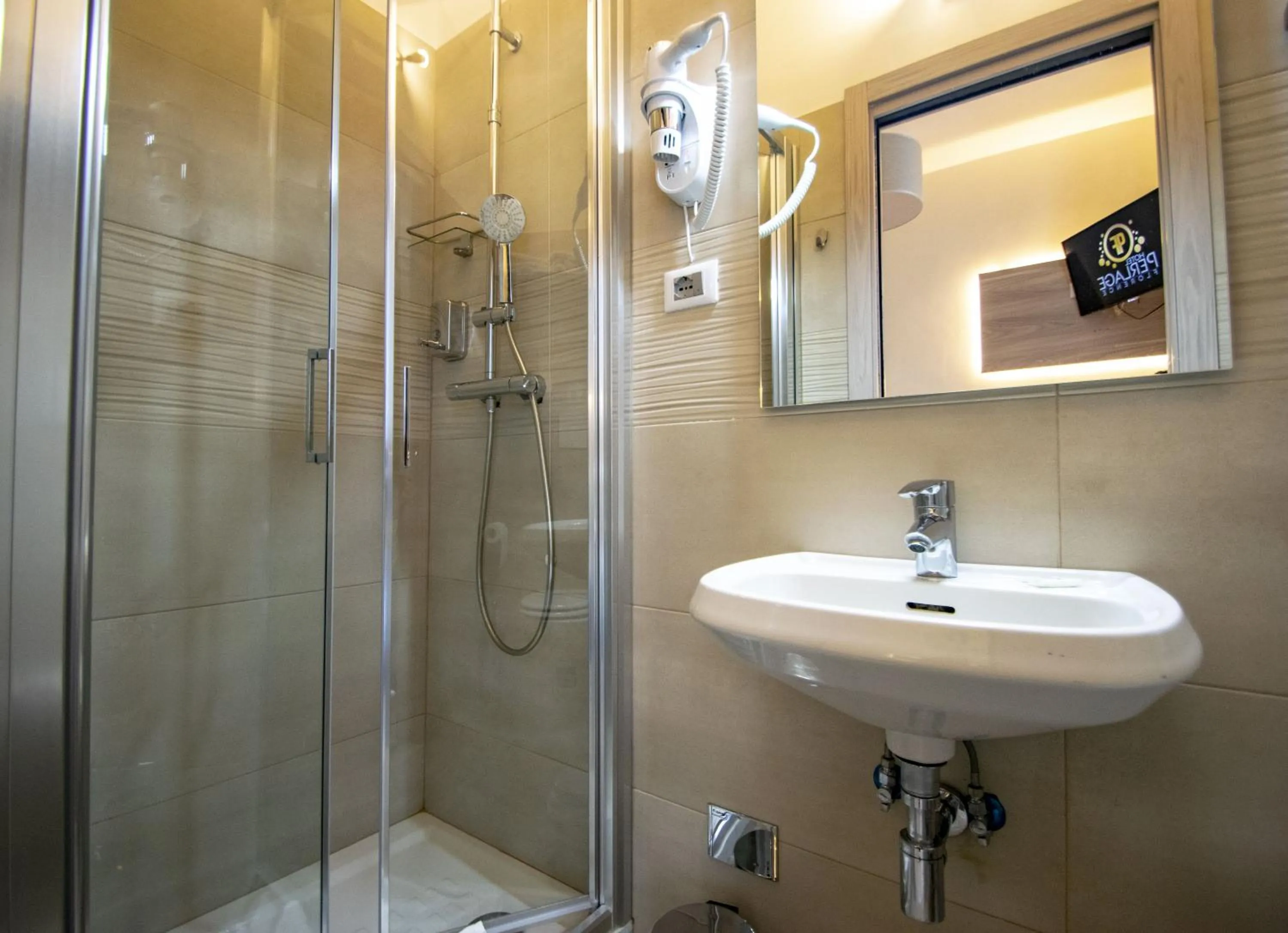 Bathroom in Hotel Perlage Florence - Free city tax with Private Parking & Fast Wifi