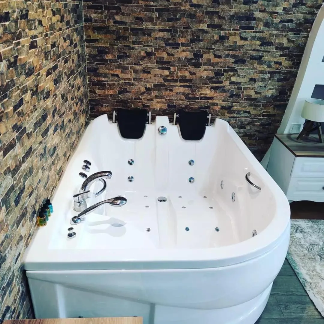 Toilet in CEMRE SUIT