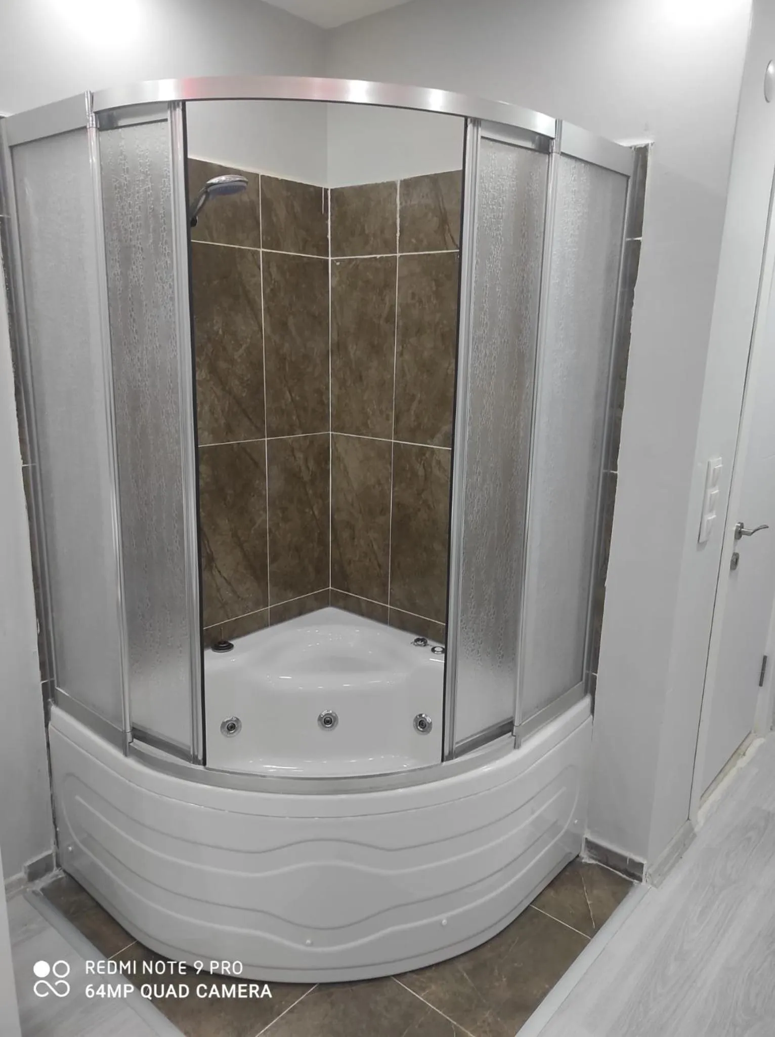 Shower in CEMRE SUIT