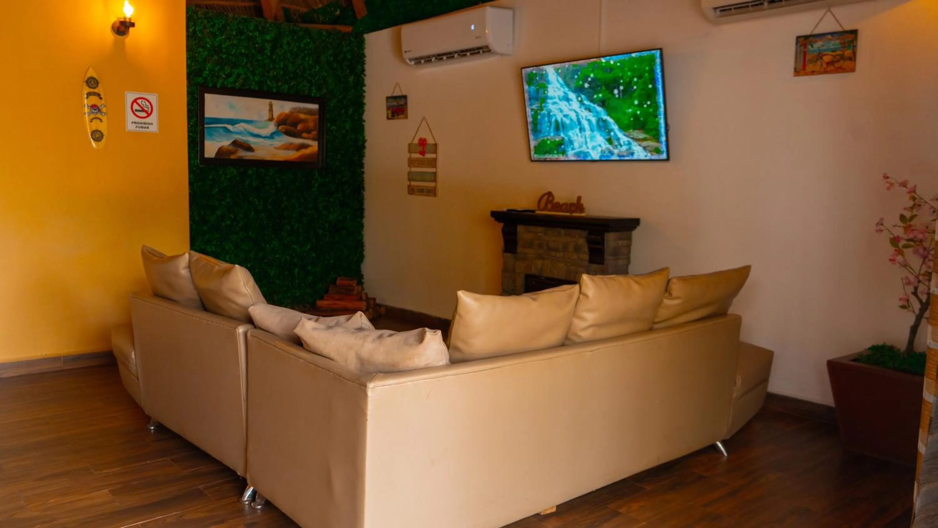 Communal lounge/ TV room in Palm Valley Cabins