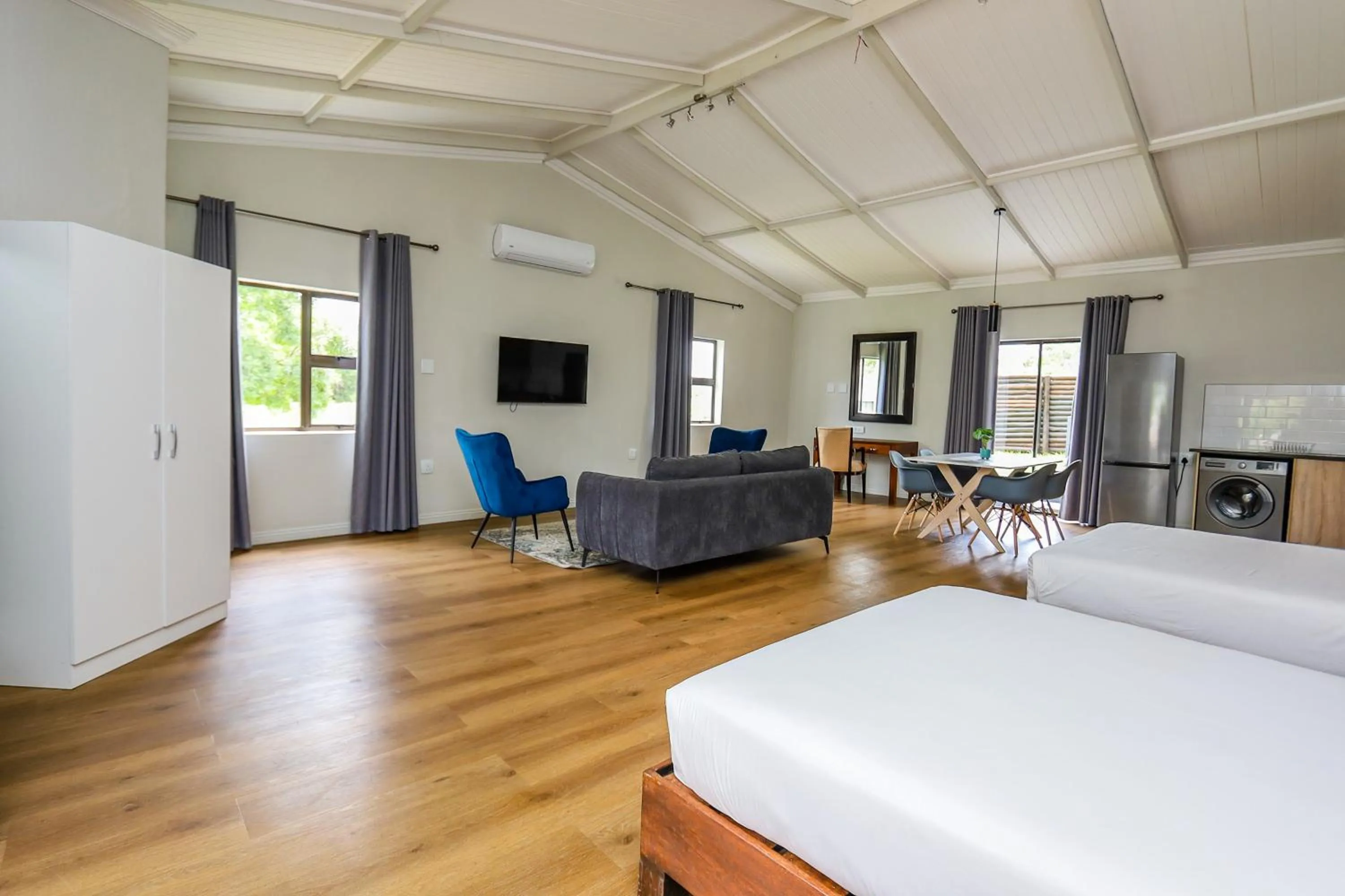 Bed in Shumba Valley Lodge Lanseria Airport