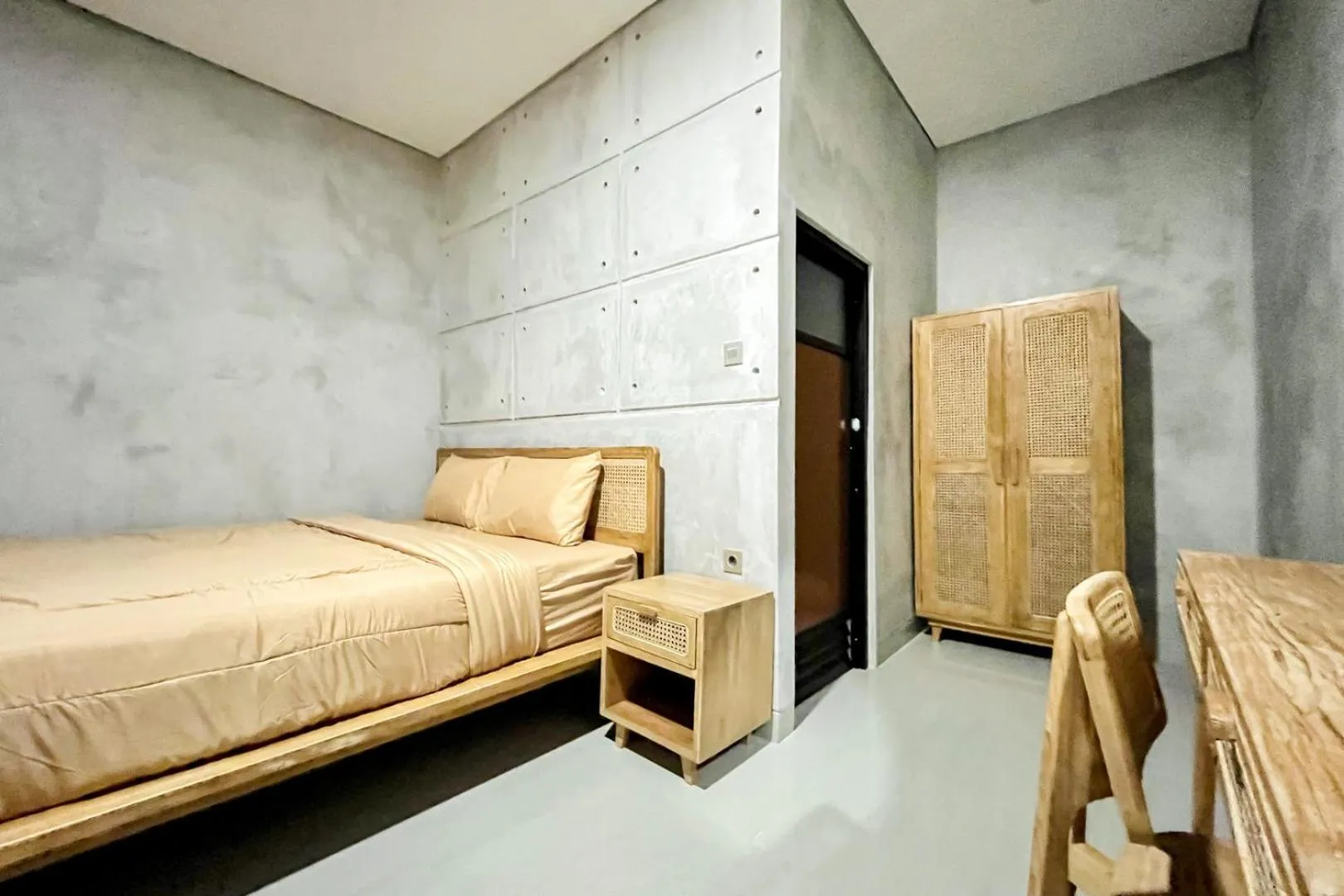 Bed in Rattanhaus R Signature Mitra RedDoorz