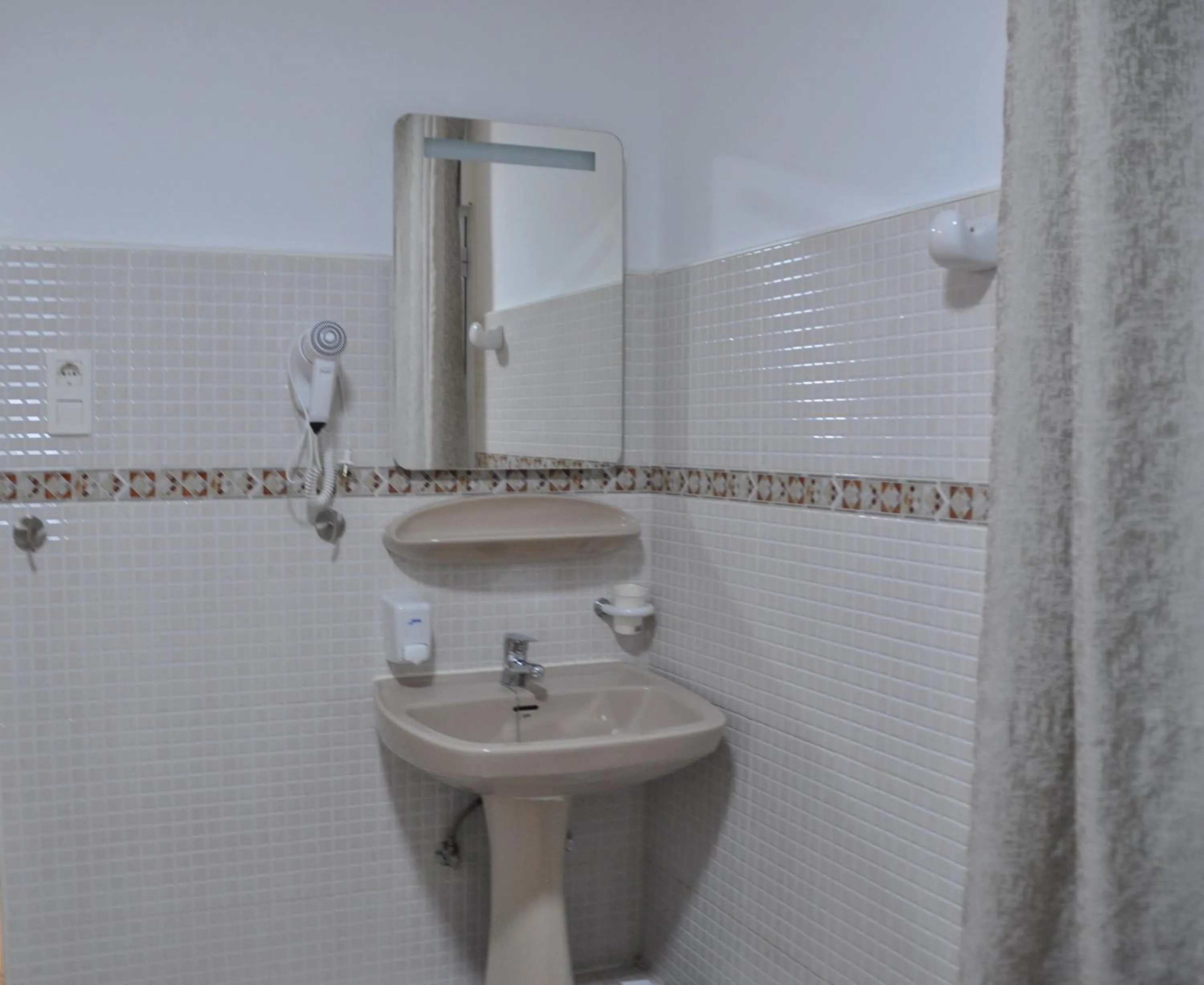 Toilet in Hostal Ramón y Cajal