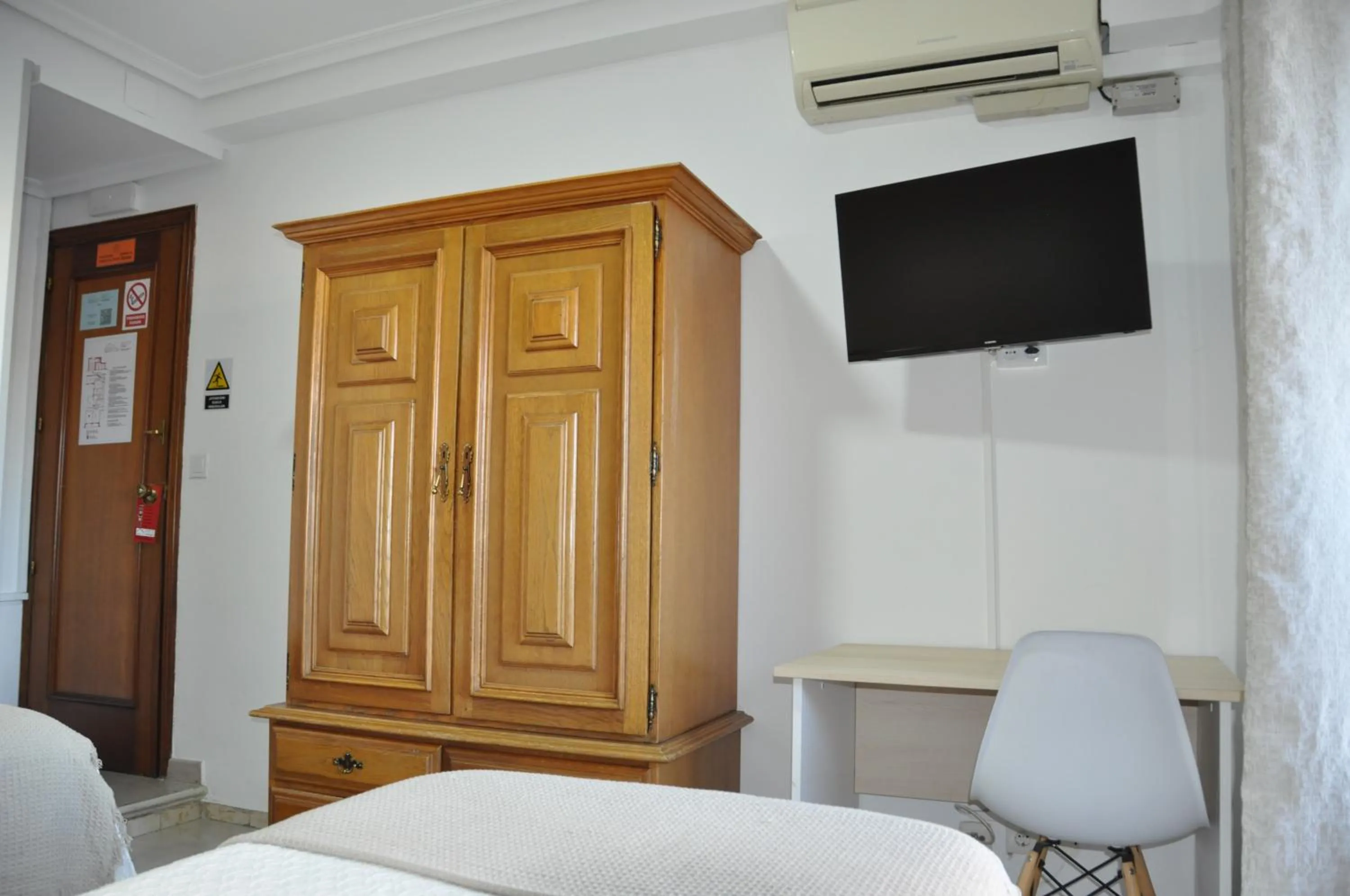 Bedroom, Bed in Hostal Ramón y Cajal