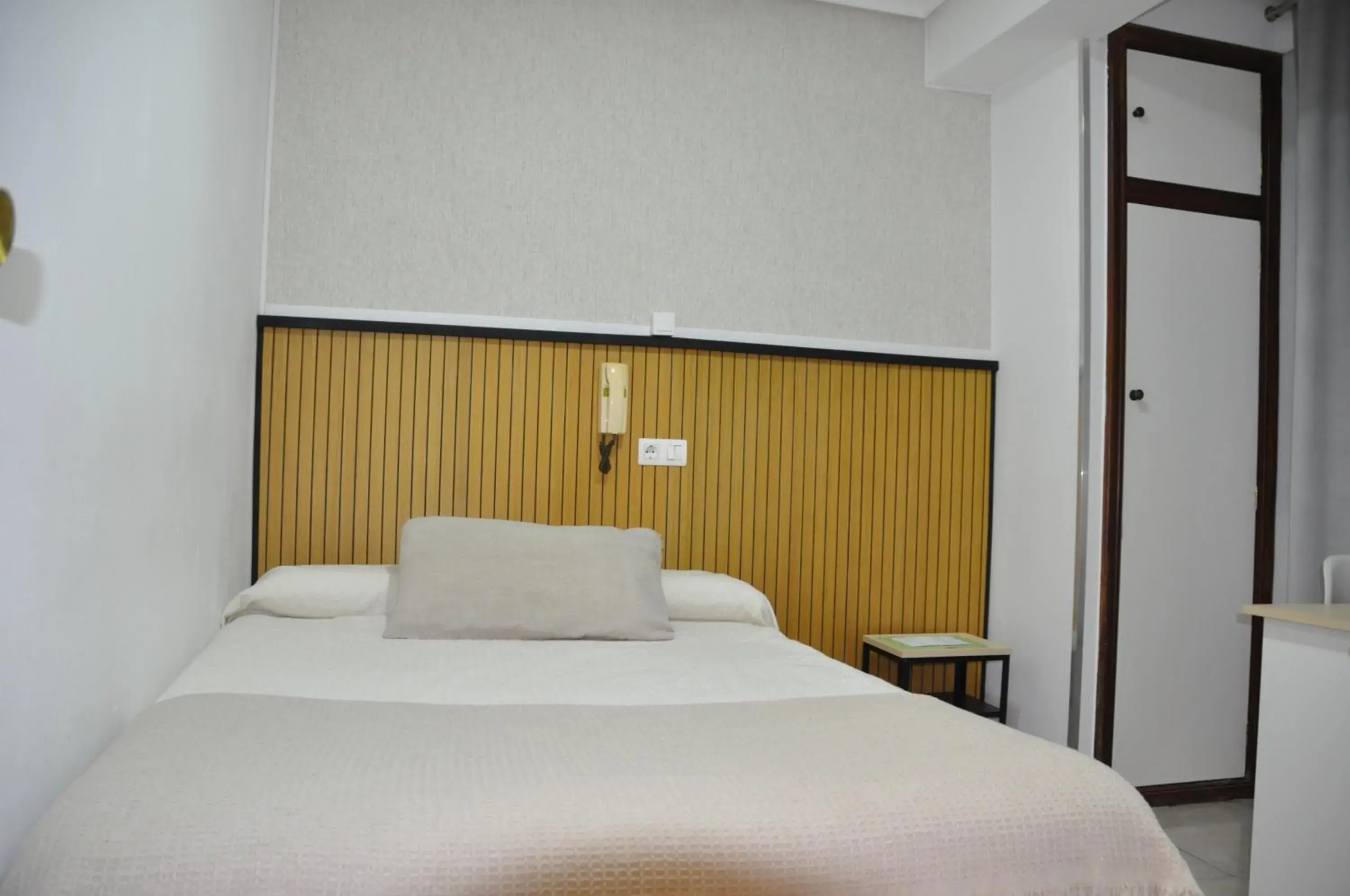 Single Room with Private Bathroom in Hostal Ramón y Cajal Single Room with Private Bathroom in Hostal Ramón y Cajal