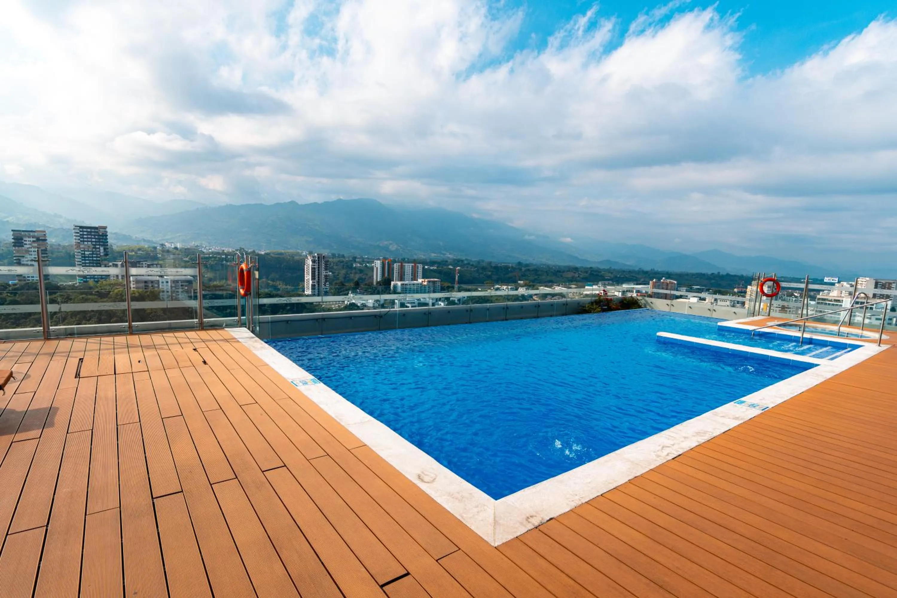 Swimming pool in Hotel Mocawa Plaza Armenia
