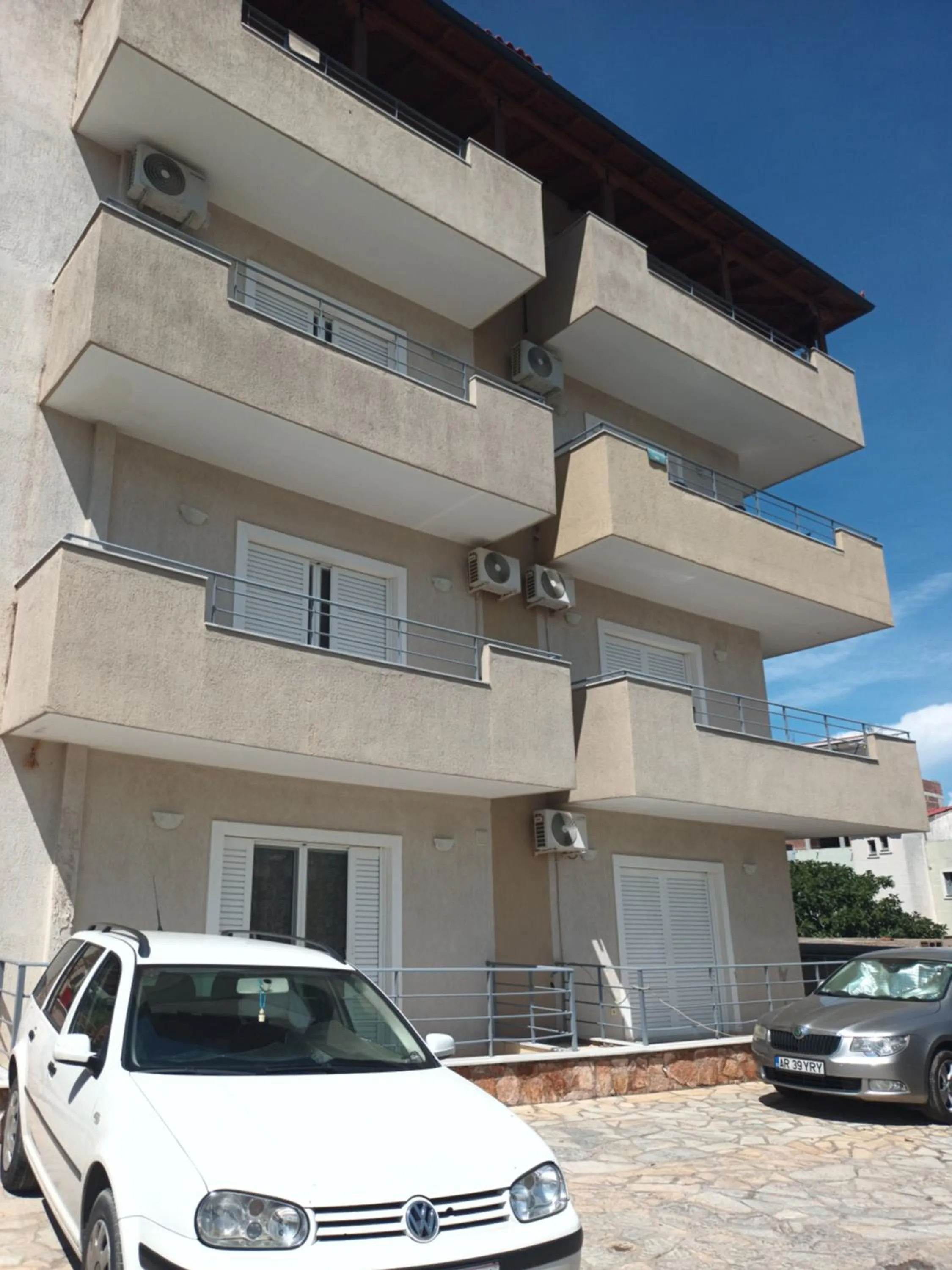 Property building in Vila Oscar
