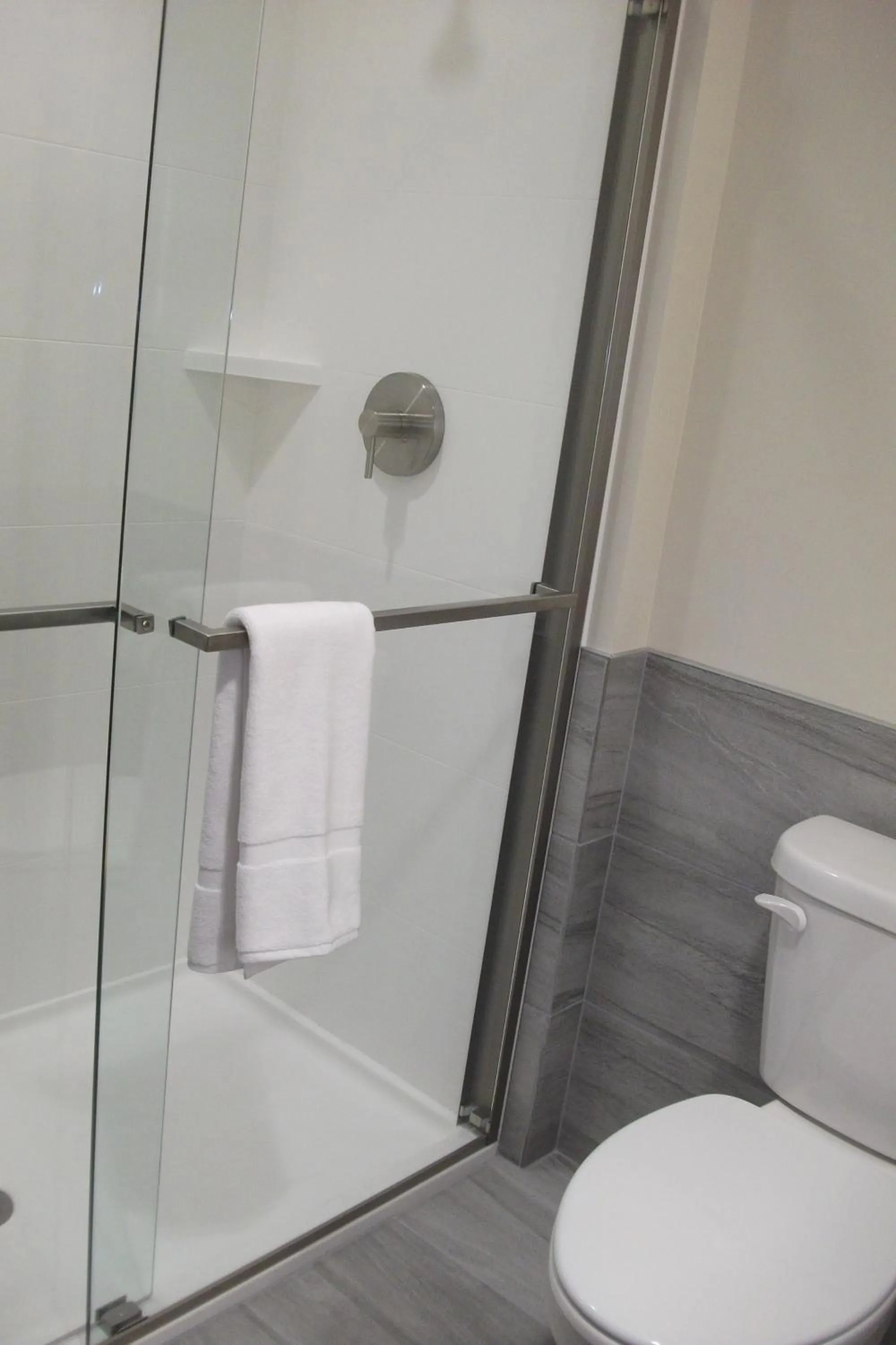 Bathroom in Radisson Hotel Pendleton Airport