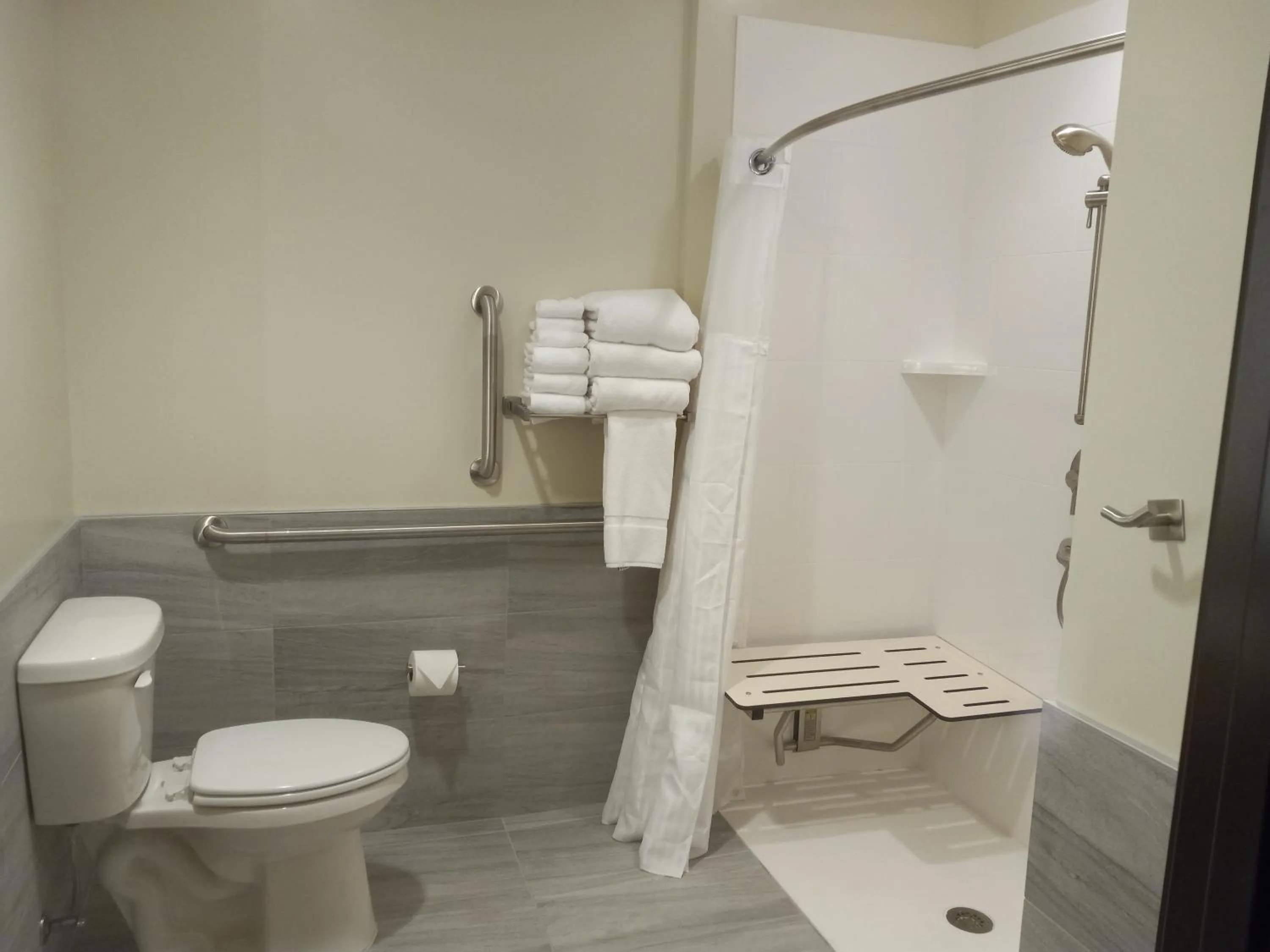 Bathroom in Radisson Hotel Pendleton Airport