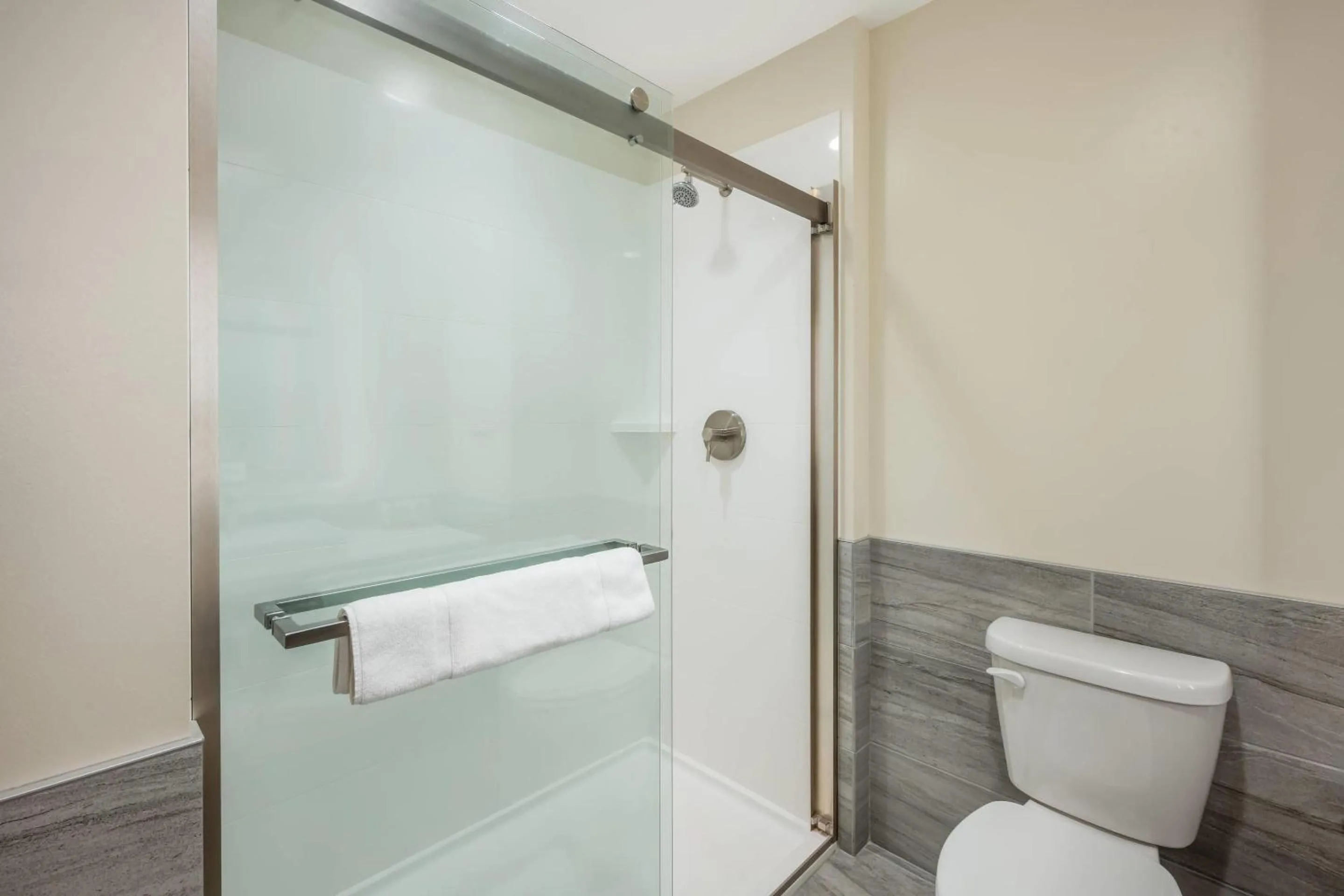 Bedroom in Radisson Hotel Pendleton Airport