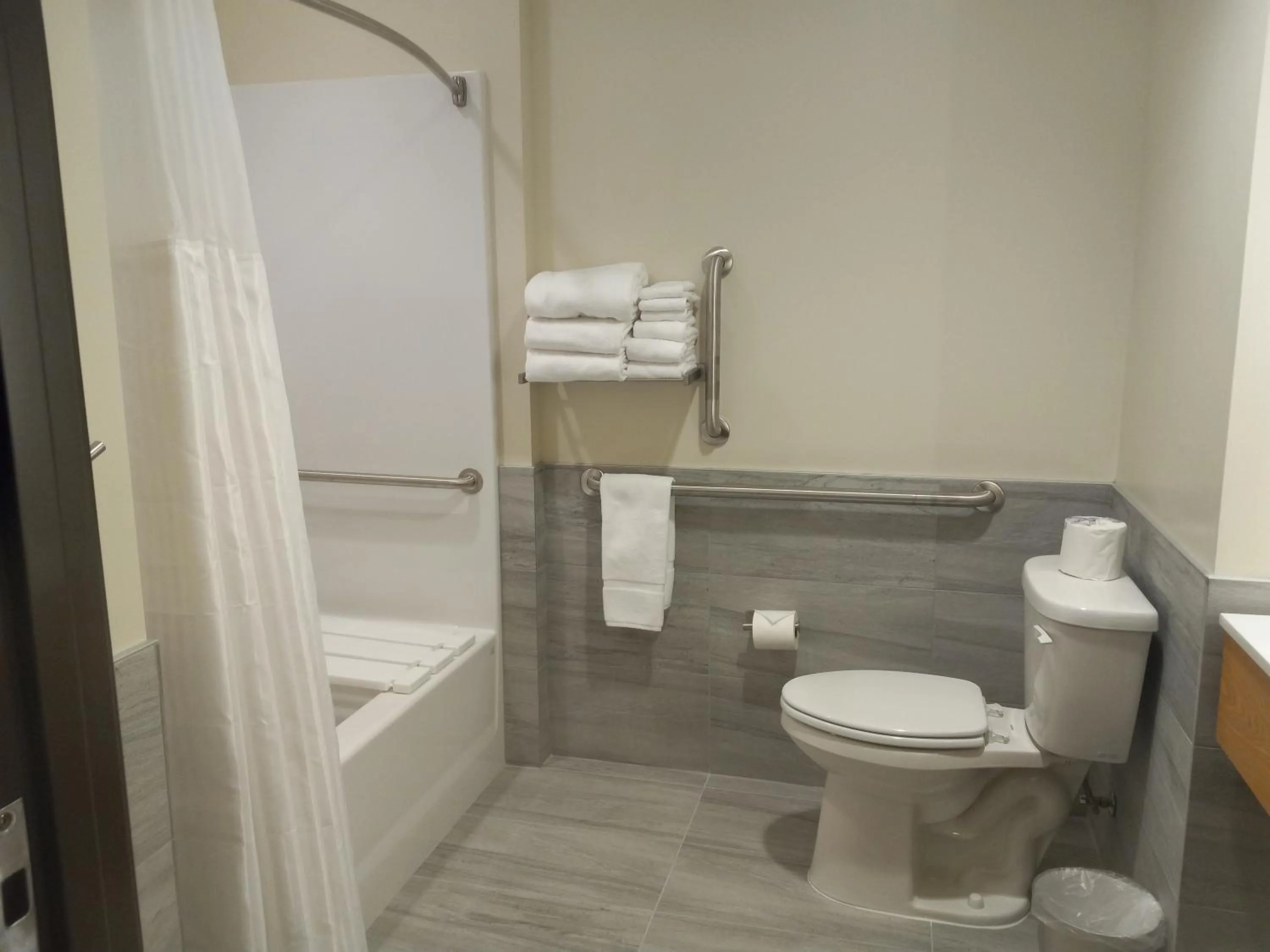 Bathroom in Radisson Hotel Pendleton Airport