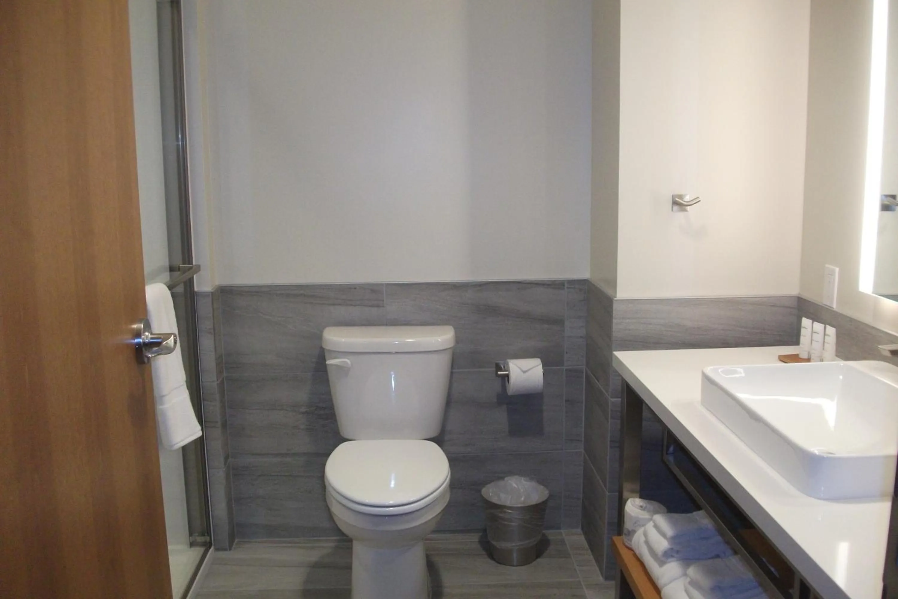 Bathroom in Radisson Hotel Pendleton Airport